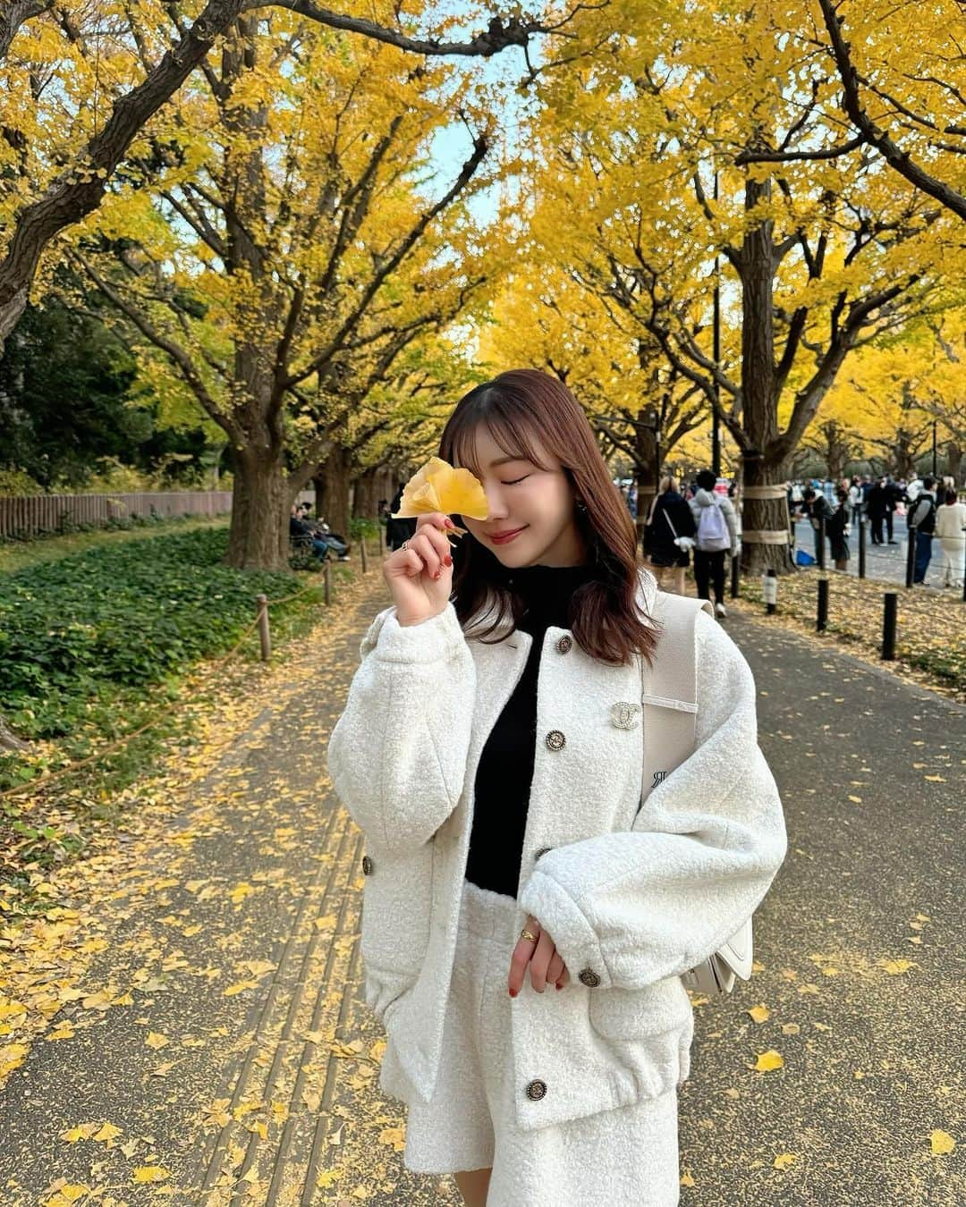 RISAさんのインスタグラム写真 - (RISAInstagram)「. こんばんは〜🍁🧡  . 今年も紅葉を見に遠出は出来なかったので 神宮外苑のイチョウ並木をレディたん連れてお散歩がてら 見に行ってきました☺️💛  . まだまだ葉があって綺麗だったよー♡♡ 16時半からlight upされるから夕方行くのも オススメです〜🍁✨✨✨  . この日のコーデは展示会で一目惚れして買ってた @coel.official のセットアップ🤍  . 黒系のセットアップはたくさん持ってるんだけど、 白系のジャケットセットアップ持ってないから🤭！！ 今年沢山着ようと思う🤍🤍  . コエルは本当生地がしっかりしてて ボタン１つ1つ拘っていてデザインいつもかわいい🥹🤍  .  .  #イチョウ並木 #銀杏並木 #神宮外苑いちょう並木 #神宮外苑 #コエル #セットアップ #セットアップコーデ #高身長コーデ #秋コーデ #冬コーデ #ホワイトコーデ #ロングブーツ #ootd #綺麗めコーデ #青山 #ジャケットコーデ #洋服好きな人と繋がりたい #coordinate #tokyo」12月3日 17時56分 - arilady0423