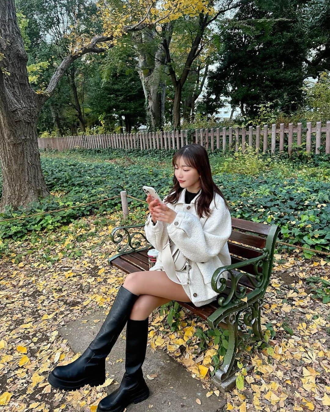 RISAさんのインスタグラム写真 - (RISAInstagram)「. こんばんは〜🍁🧡  . 今年も紅葉を見に遠出は出来なかったので 神宮外苑のイチョウ並木をレディたん連れてお散歩がてら 見に行ってきました☺️💛  . まだまだ葉があって綺麗だったよー♡♡ 16時半からlight upされるから夕方行くのも オススメです〜🍁✨✨✨  . この日のコーデは展示会で一目惚れして買ってた @coel.official のセットアップ🤍  . 黒系のセットアップはたくさん持ってるんだけど、 白系のジャケットセットアップ持ってないから🤭！！ 今年沢山着ようと思う🤍🤍  . コエルは本当生地がしっかりしてて ボタン１つ1つ拘っていてデザインいつもかわいい🥹🤍  .  .  #イチョウ並木 #銀杏並木 #神宮外苑いちょう並木 #神宮外苑 #コエル #セットアップ #セットアップコーデ #高身長コーデ #秋コーデ #冬コーデ #ホワイトコーデ #ロングブーツ #ootd #綺麗めコーデ #青山 #ジャケットコーデ #洋服好きな人と繋がりたい #coordinate #tokyo」12月3日 17時56分 - arilady0423