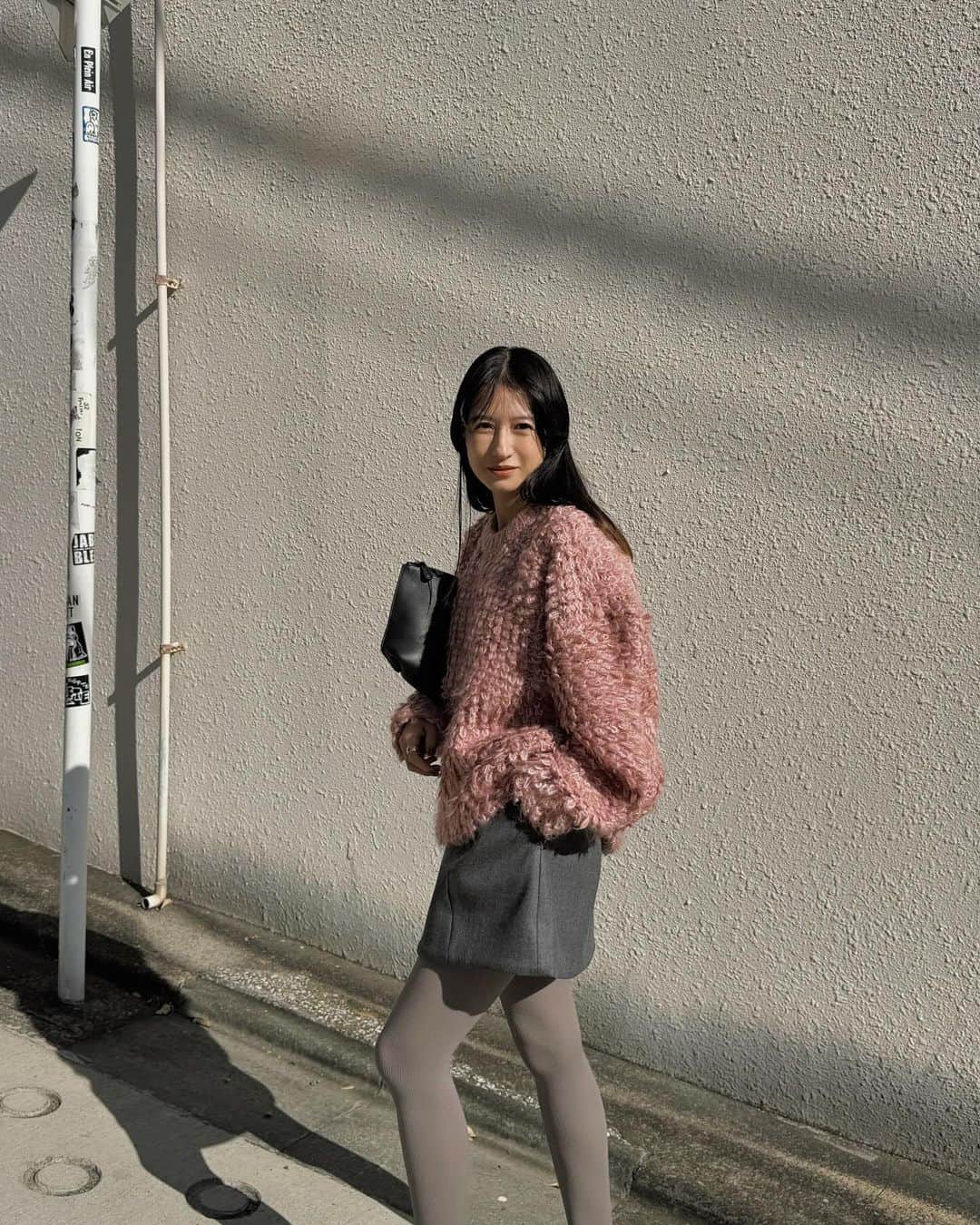 松本恵奈さんのインスタグラム写真 - (松本恵奈Instagram)「こんにちは。PNKにミニSKでちょっと甘めな私服です♡ knit : clane(発売中) sk : clane shoes : pellico bag : the row です♡  久しぶりに甘めなスタイリングも気分が上がっていいですね♡髪の毛も伸びてきたので可愛い雰囲気も合うようになってきました♡ #clane #私服」12月3日 17時56分 - ena1123
