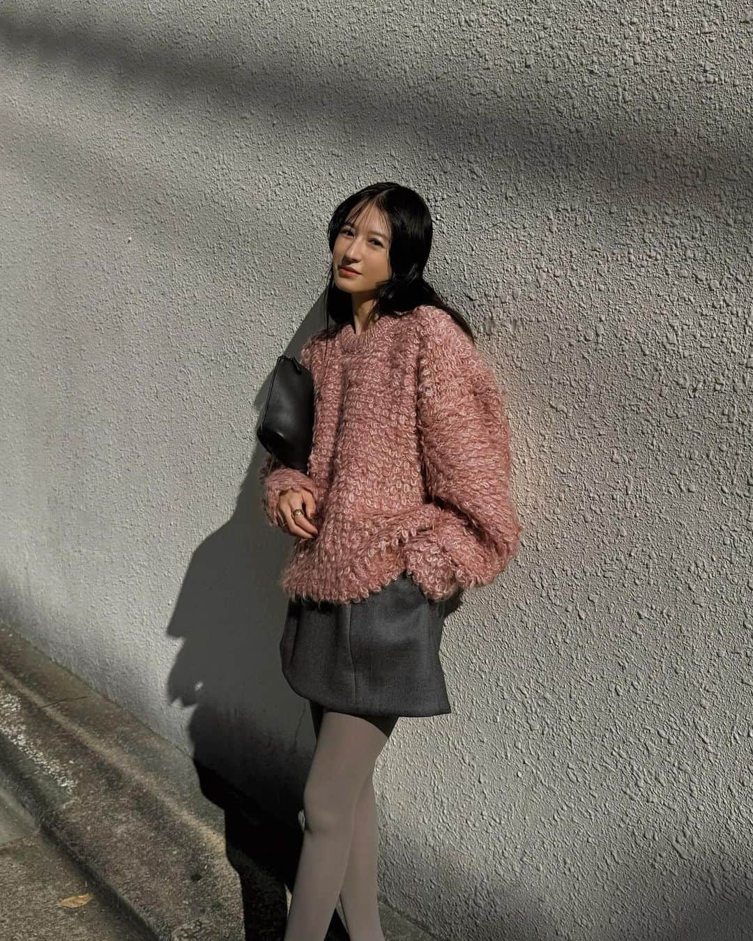 松本恵奈のインスタグラム：「こんにちは。PNKにミニSKでちょっと甘めな私服です♡ knit : clane(発売中) sk : clane shoes : pellico bag : the row です♡  久しぶりに甘めなスタイリングも気分が上がっていいですね♡髪の毛も伸びてきたので可愛い雰囲気も合うようになってきました♡ #clane #私服」