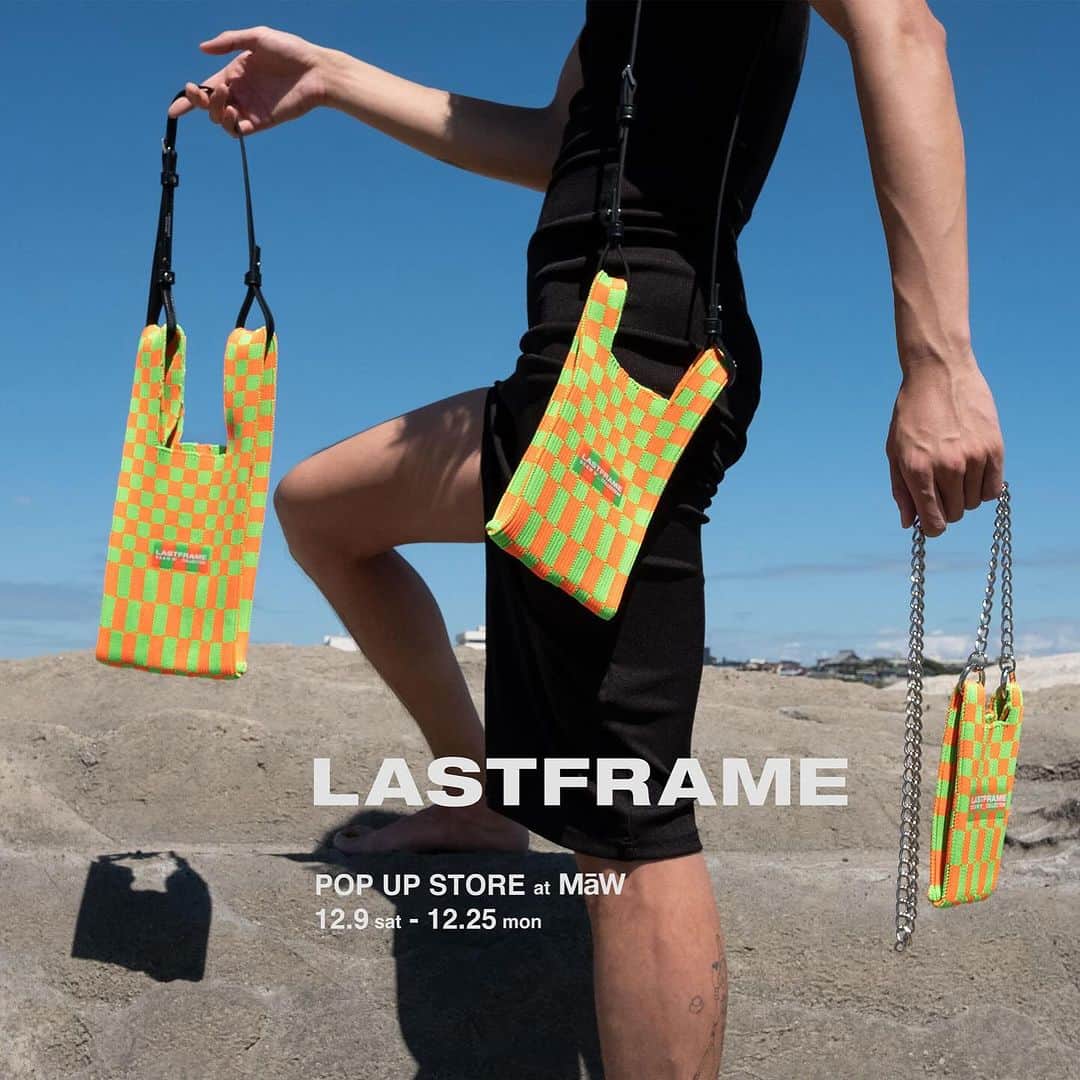 MāWのインスタグラム：「. [LASTFRAME]  POP-UP STORE at MaW 2023.12.9(sat.) - 12.25(mon.)  この度MaWでは世界中でファンを持つ日本発のブランド「LASTFRAME (ラストフレーム)」の北海道初となるPOP-UP STOREを開催致します。  会期中、LASTFRAMEのシグニチャーアイテムであるニットバッグの2024 pre-spring の新作を先行発売のほか、LASTFRAMEを象徴するMARKET BAGや過去のアーカイブコレクションが種類豊富に揃います。  是非この機会にLASTFRAMEの世界をお楽しみください。  -About LASTFRAME- デザイナー奥出 貴ノ洋が経験してきた世界中の様々なカルチャーをベースに、メイドインジャパンに拘り表現した⽇本発のブランドLASTFRAME（ラストフレーム）。日本国内に数台しかない特殊な編み機を使用し、通常の編み機では再現出来ない細かな柄表現が可能なその特性を活かし、インターシャ編みで細かな柄を編み立てています。中でも職⼈の数が年々減少している伝統技術にフォーカスを当て、デザイナーのフィルターを通した現代的解釈により、これまでにない独⾃のデザインで表現している。  海外取扱店舗も多く、MATCHESFASHION, SELFRIDGES, BROWNS,END., LUISAVIAROMA, I.T, NET-A-PORTER CHINA, SKP, CLUB 21, SHOPBOP, MoMA Design Store, 等にて展開。  -  #mawsapporo #MāW #insonlinestore #lastframe #sapporo #hokkaido #23aw」