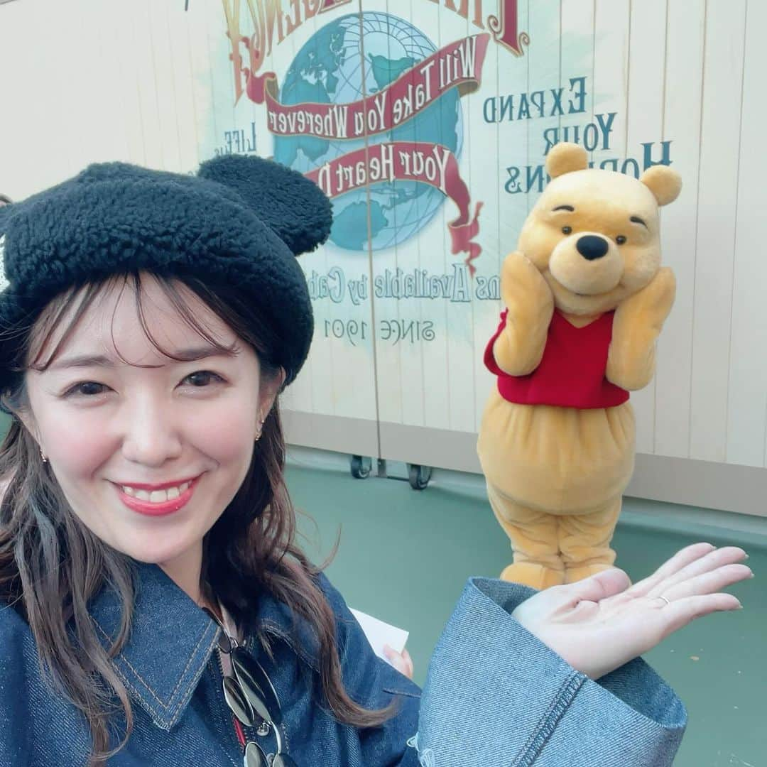 長江愛美さんのインスタグラム写真 - (長江愛美Instagram)「手乗りぷー🐻🍯  新しいかたちのツーショット💛 色んなポーズしてくれて可愛かった💛  #東京ディズニーランド #tokyodisneyland  #ディズニーランド #ディズニー #くまのプーさん #プーさん #pooh #winniethepooh  #手乗りプーさん」12月3日 17時59分 - manamin.512