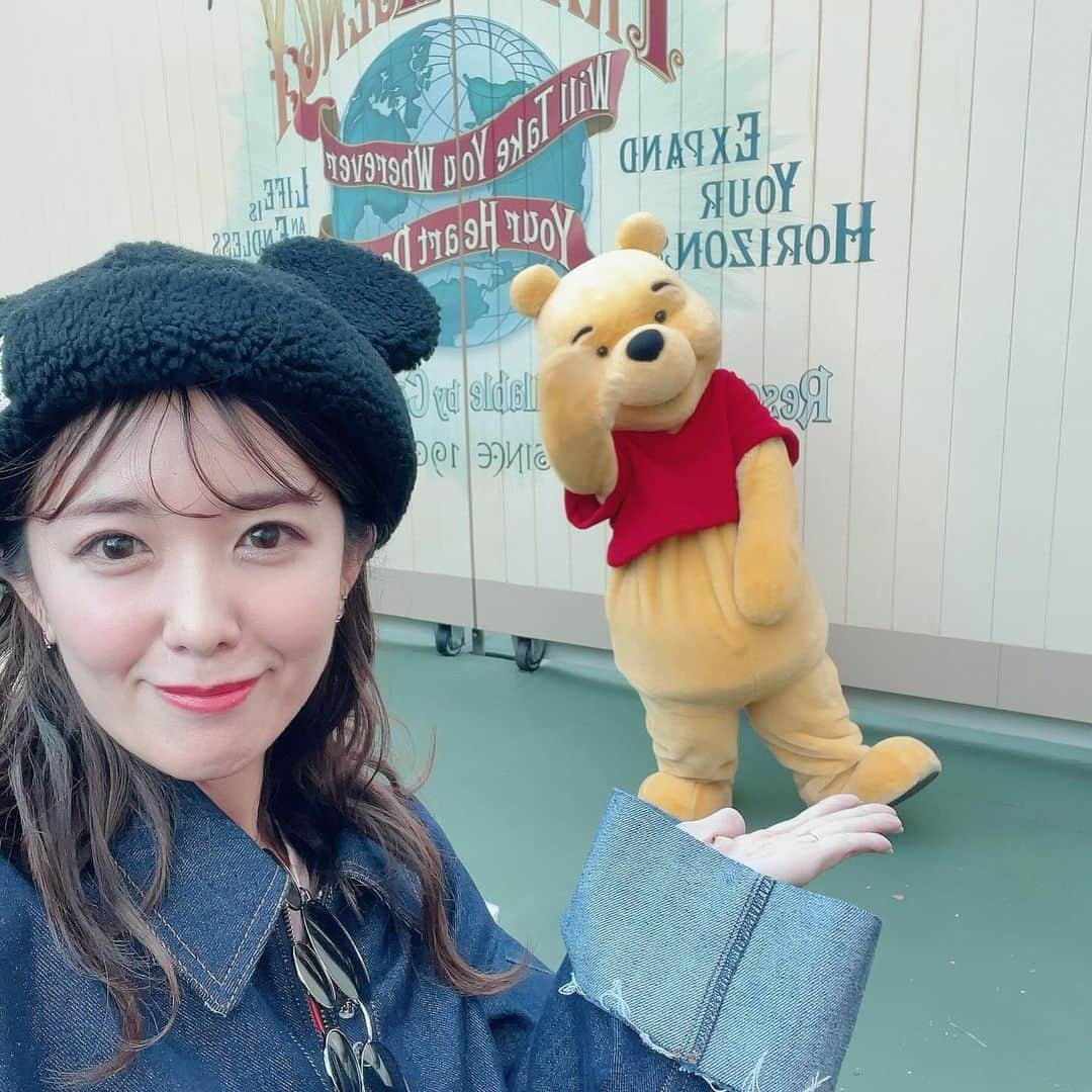 長江愛美さんのインスタグラム写真 - (長江愛美Instagram)「手乗りぷー🐻🍯  新しいかたちのツーショット💛 色んなポーズしてくれて可愛かった💛  #東京ディズニーランド #tokyodisneyland  #ディズニーランド #ディズニー #くまのプーさん #プーさん #pooh #winniethepooh  #手乗りプーさん」12月3日 17時59分 - manamin.512