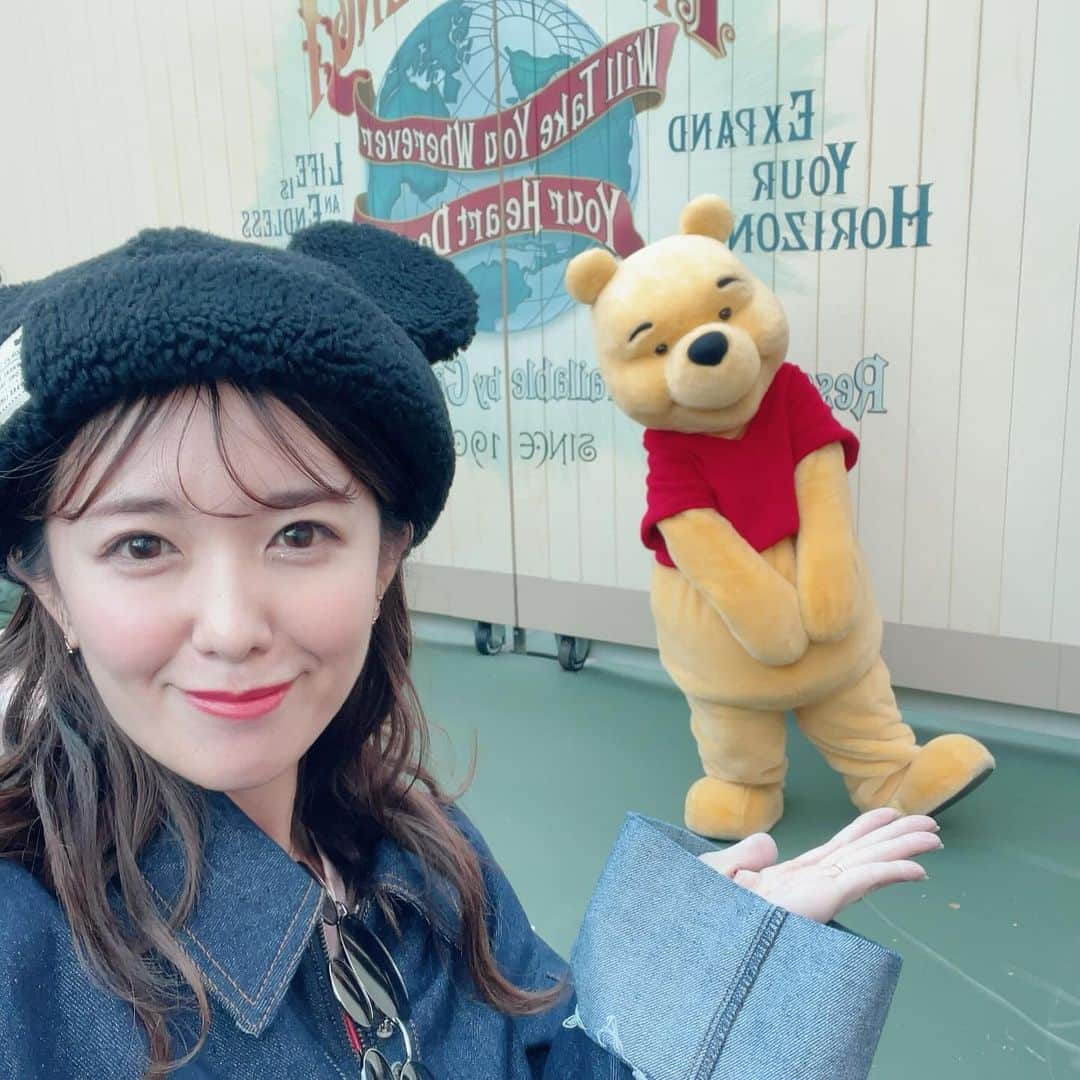 長江愛美さんのインスタグラム写真 - (長江愛美Instagram)「手乗りぷー🐻🍯  新しいかたちのツーショット💛 色んなポーズしてくれて可愛かった💛  #東京ディズニーランド #tokyodisneyland  #ディズニーランド #ディズニー #くまのプーさん #プーさん #pooh #winniethepooh  #手乗りプーさん」12月3日 17時59分 - manamin.512