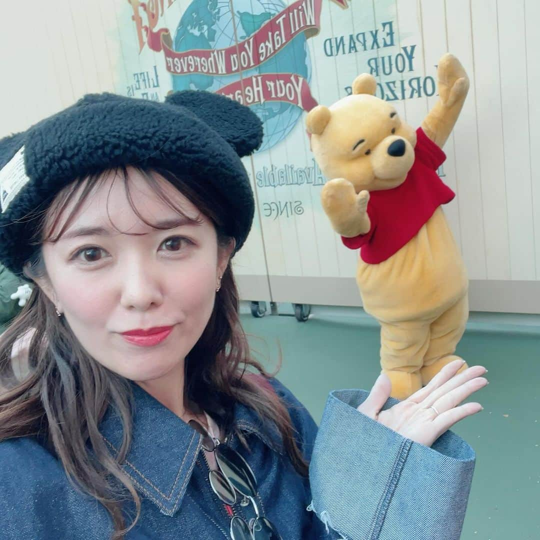 長江愛美さんのインスタグラム写真 - (長江愛美Instagram)「手乗りぷー🐻🍯  新しいかたちのツーショット💛 色んなポーズしてくれて可愛かった💛  #東京ディズニーランド #tokyodisneyland  #ディズニーランド #ディズニー #くまのプーさん #プーさん #pooh #winniethepooh  #手乗りプーさん」12月3日 17時59分 - manamin.512