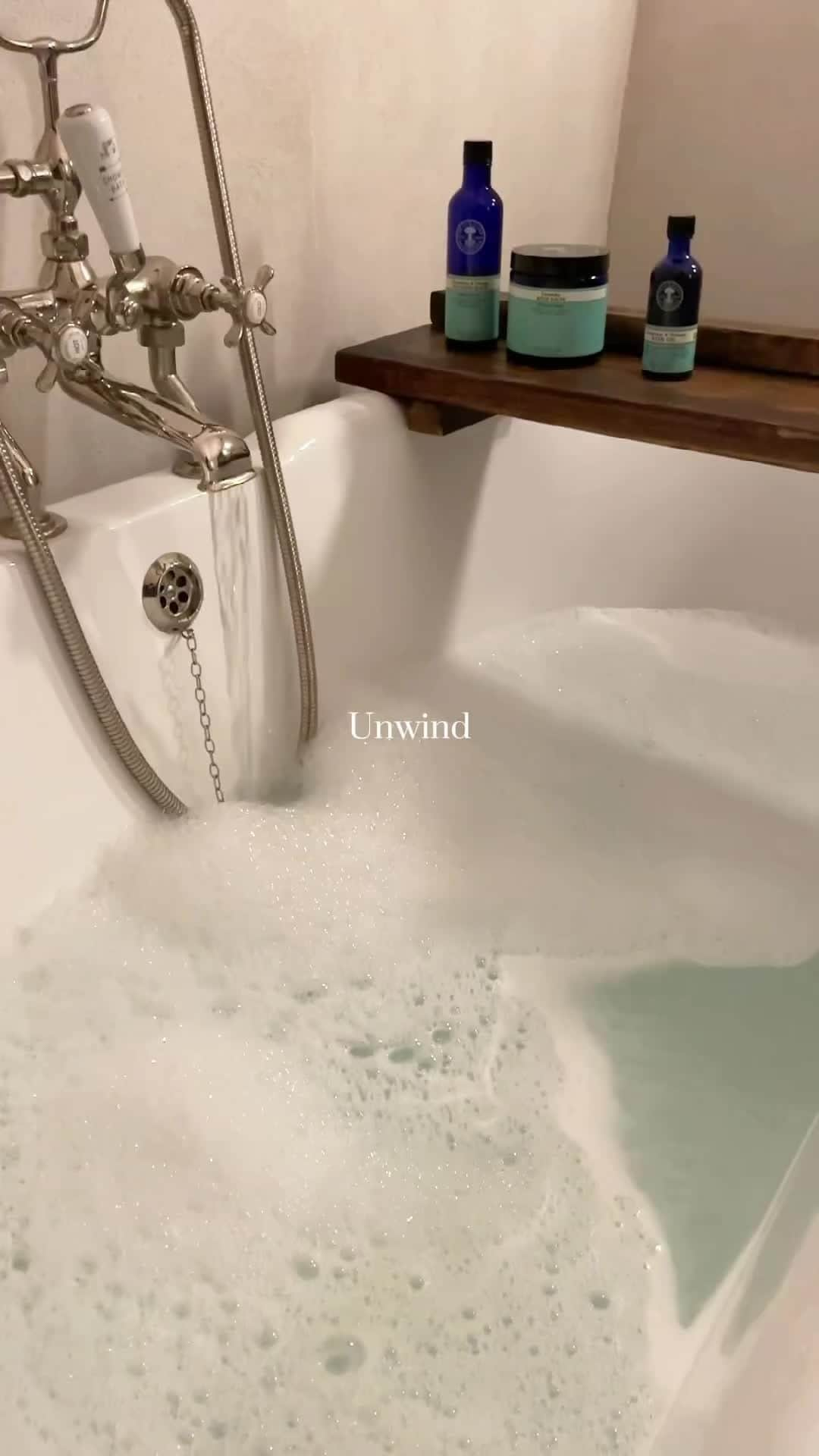 Neal's Yard Remediesのインスタグラム：「This is your sign to take a break and unwind 🧼​🛀.⁠ ⁠ What are your favourite Neal's Yard Remedies bathtime products for the perfect #SundaySoak? 🍃⁠ ⁠ 📸@binastagram」