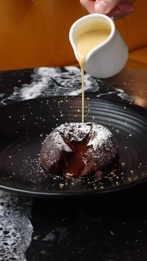 ゴードン・ラムゼイのインスタグラム：「Gooey Christmas pudding chocolate fondant with brandy custard at @breadstreetkitchen !!」