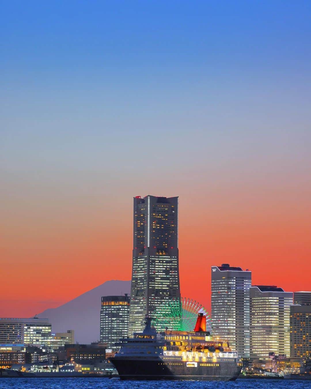 横浜市のインスタグラム：「Just about a perfect Yokohama evening ✨ Photo: @oshimaf1.0  #myyokohama   #yokohama #darlingescapes #beautifuldestinations #artofvisuals #somewheremagazine #discoverglobe #travelawesome #passionpassport #lovejapan #explorejapan #japanlife #japanfocus #japan_vacations #japanrevealed #よこはま #ヨコハマ #横浜」