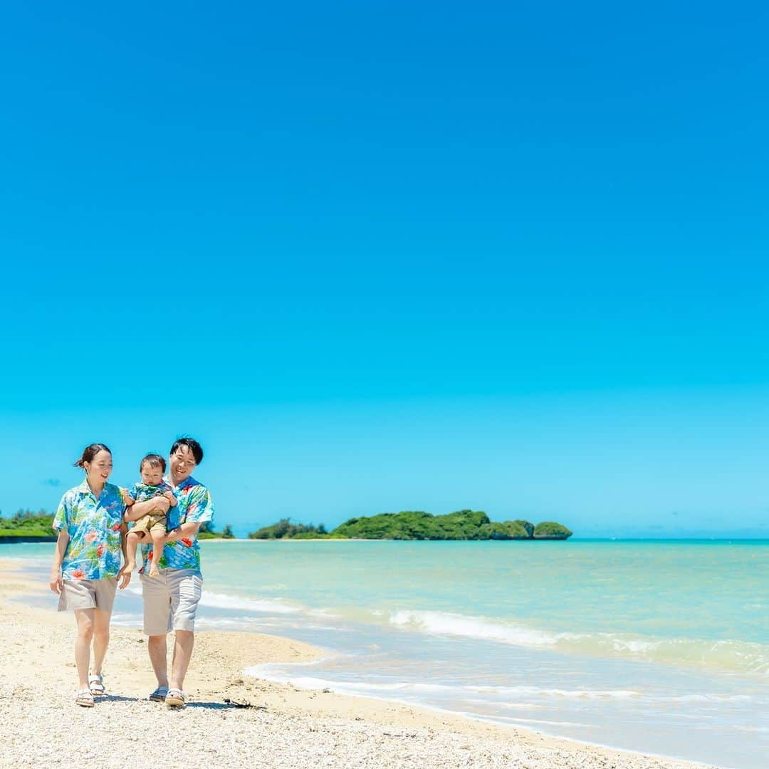 旅色さんのインスタグラム写真 - (旅色Instagram)「【沖縄県｜那覇・本島南部】さがりばなフォトスタジオ📸✨沖縄で記念に残る最高の写真を撮ろう♪  那覇空港から車で約27分、海沿いにある「さがりばなフォトスタジオ」。“幸運が訪れる”というサガリバナの花言葉のように、“写真を通して訪れる人々を笑顔にし、幸運が訪れて欲しい”という思いが込められています🌺  沖縄の海や大自然のなかで撮る写真は、撮られている人も自然体になり、記念に残る最高の1枚が撮影できます。前撮りなどの準備が大変なイメージのウエディング写真も楽しく、気軽に撮ることができますよ🎶  室内スタジオや、一歩外に出ると目の前に広がる海と空と緑のロケーションもあり、沖縄で一生の思い出になる1枚を撮ろう！（撮影、予約の問い合わせはHP）  —-✄———-✄———-✄—ー  【さがりばなフォトスタジオ】 @sagaribanaphoto  📍沖縄県糸満市真栄里1934-1 202 ［車］那覇空港より約27分 TEL:080-9265-0760 [旅色を見たとお伝えください]  旅色:https://tabiiro.jp/leisure/s/210227-itoman-sagaribanaphoto/ 公式:https://www.sagaribanaphoto.com/  —-✄———-✄———-✄—ー  #旅色 #さがりばなフォトスタジオ #沖縄県 #糸満市 #おきなわ #いとまん #フォトスタジオ #ウエディングフォト #撮影 #家族写真 #記念撮影 #思い出の1ページ #マタニティフォト #写真家 #沖縄観光 #沖縄体験」12月3日 18時00分 - tabiiro