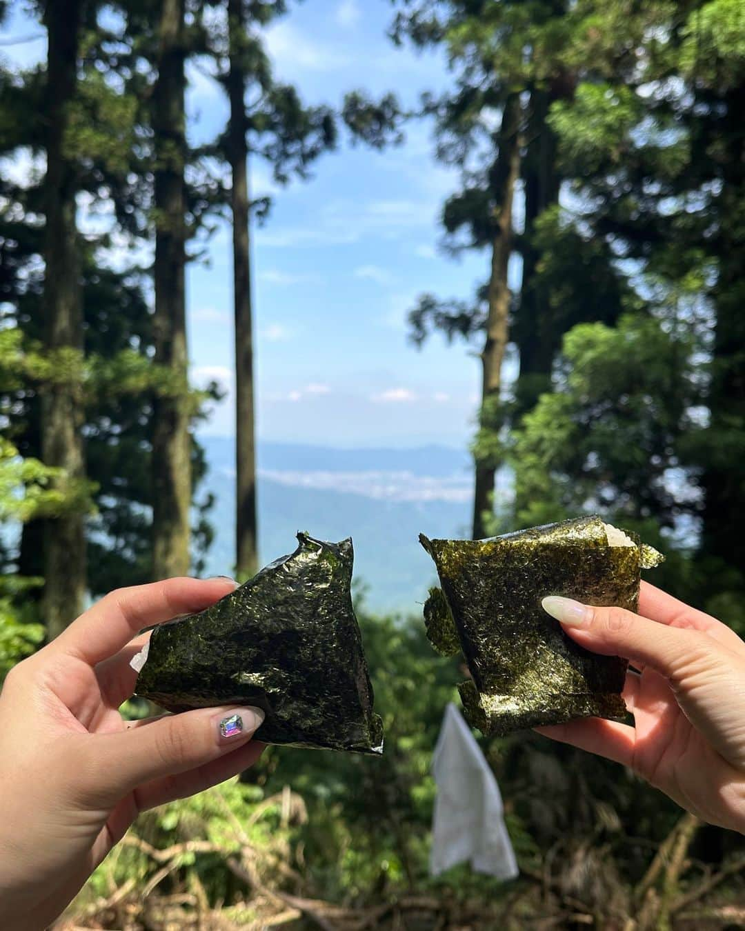 芹那さんのインスタグラム写真 - (芹那Instagram)「今週のYouTubeはいつかの登山💗 富士山に向けて お水を６リットル持って登ってみた時の🤭新緑の季節だったので気持ち良かったなあ🥴💭 そしてなによりも 登山後の宝酒造の焼酎、強炭酸割りが最強に美味しかったあ❣️  我ながら良い時間を過ごしているなあって思いながら編集をしました😚😚😚  👟 @adidasterrex @stellamccartney  👚 @adidas  @adidastokyo @sportyandrich @adidasoriginals  🕶️ @akila.la   #登山 #登山女子 #登山ファッション #登山好きな人と繋がりたい #登山コーデ #登山用品 #登山靴 #登山步道 #富士山 #富士山登山 #サングラス #サングラスコーデ #山登り #山登りコーデ #山登り女子」12月3日 18時00分 - serinaofficial