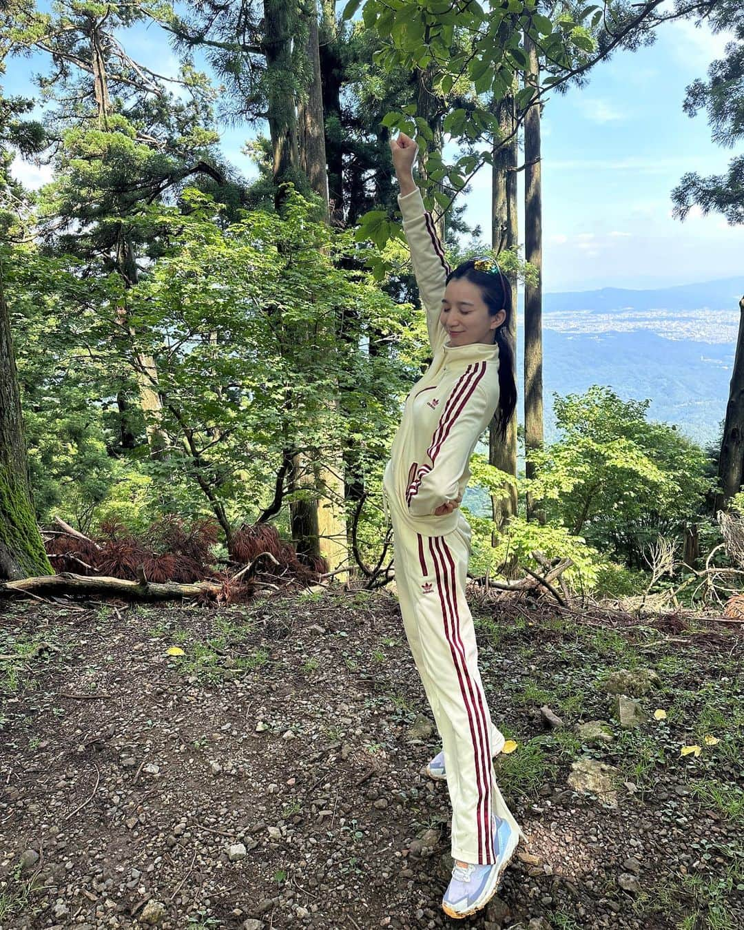 芹那さんのインスタグラム写真 - (芹那Instagram)「今週のYouTubeはいつかの登山💗 富士山に向けて お水を６リットル持って登ってみた時の🤭新緑の季節だったので気持ち良かったなあ🥴💭 そしてなによりも 登山後の宝酒造の焼酎、強炭酸割りが最強に美味しかったあ❣️  我ながら良い時間を過ごしているなあって思いながら編集をしました😚😚😚  👟 @adidasterrex @stellamccartney  👚 @adidas  @adidastokyo @sportyandrich @adidasoriginals  🕶️ @akila.la   #登山 #登山女子 #登山ファッション #登山好きな人と繋がりたい #登山コーデ #登山用品 #登山靴 #登山步道 #富士山 #富士山登山 #サングラス #サングラスコーデ #山登り #山登りコーデ #山登り女子」12月3日 18時00分 - serinaofficial