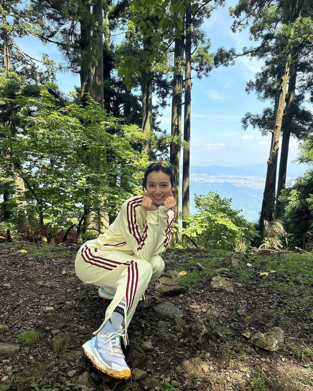 芹那さんのインスタグラム写真 - (芹那Instagram)「今週のYouTubeはいつかの登山💗 富士山に向けて お水を６リットル持って登ってみた時の🤭新緑の季節だったので気持ち良かったなあ🥴💭 そしてなによりも 登山後の宝酒造の焼酎、強炭酸割りが最強に美味しかったあ❣️  我ながら良い時間を過ごしているなあって思いながら編集をしました😚😚😚  👟 @adidasterrex @stellamccartney  👚 @adidas  @adidastokyo @sportyandrich @adidasoriginals  🕶️ @akila.la   #登山 #登山女子 #登山ファッション #登山好きな人と繋がりたい #登山コーデ #登山用品 #登山靴 #登山步道 #富士山 #富士山登山 #サングラス #サングラスコーデ #山登り #山登りコーデ #山登り女子」12月3日 18時00分 - serinaofficial