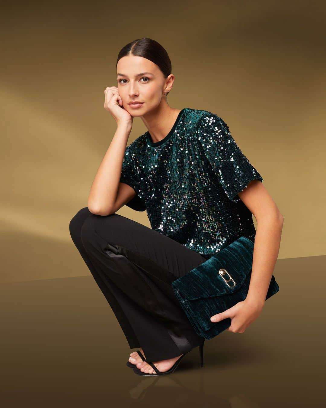 のインスタグラム：「Un joli pantalon de smocking noir accompagné d'un top à sequins vert sapin et le tour est joué ! Vous aimez ce look de fêtes ?  #MorganDeToi #LeGrandSoir #NouvelleCollection」