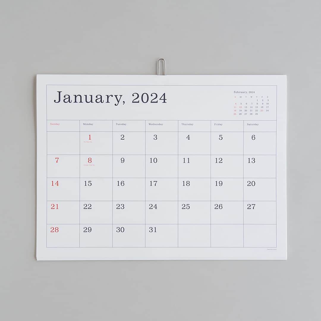 フリーデザインさんのインスタグラム写真 - (フリーデザインInstagram)「本日12月３日はカレンダーの日！  ということで、本日はカレンダーの選び方のポイントと合わせて、当店おすすめの「葛西薫 カレンダー 2024（アンドーギャラリー）」をご紹介します。  壁掛けカレンダーには「日めくり」タイプや、「年間」タイプなどさまざまなものがありますが、その中でも「月めくり」とよばれる、１ページに１ヵ月の日数が掲載されているタイプが、特にスケジュール管理をしやすいといわれています。  さらに、書き込みスペースの広さや、文字の見やすさ、デザイン性などが、カレンダー選びの重要なポイントになってくるのですが、それらを全ての条件を満たしているカレンダーが、そう、「葛西薫 カレンダー」なんです。  余計な装飾がなく、書き込みも自由。遠くから見ても平日や祝日、曜日を見分けられる視認性の高さ。さらには、スタイリッシュな見た目だからこそ、どんなインテリアにも馴染むデザイン性。これぞまさに、究極のカレンダーではないでしょうか。  まだ2024年のカレンダー選びに迷っている方は、ぜひ手に入れていただきたアイテムです。  新しい年を素敵なカレンダーと共に迎えませんか。  ▼詳細はプロフィールのリンクからご覧いただけます。 → @freedesign_jp  【取扱店舗】 オンラインショップ 吉祥寺店  #葛西薫カレンダー #葛西薫 #andogallery #アンドーギャラリー #2024calendar #スケジュール  #スケジュール管理 #タスク #タスク管理 #記録用 #暮らしの道具 #カレンダーデザイン #文房具好き #文房具マニア #ステーショナリー #ステーショナリー好き #リビングインテリア #シンプルデザイン #シンプルライフ #シンプルが好き #シンプルな暮らし #無地 #スタイリッシュ #新年の準備 #日付 #予定 #予定表 #フリーデザイン #freedesign_jp」12月3日 18時00分 - freedesign_jp