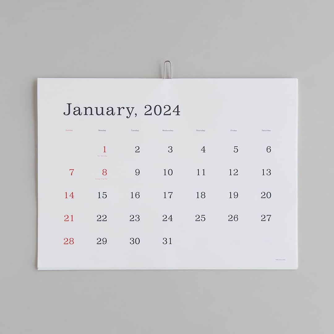 フリーデザインさんのインスタグラム写真 - (フリーデザインInstagram)「本日12月３日はカレンダーの日！  ということで、本日はカレンダーの選び方のポイントと合わせて、当店おすすめの「葛西薫 カレンダー 2024（アンドーギャラリー）」をご紹介します。  壁掛けカレンダーには「日めくり」タイプや、「年間」タイプなどさまざまなものがありますが、その中でも「月めくり」とよばれる、１ページに１ヵ月の日数が掲載されているタイプが、特にスケジュール管理をしやすいといわれています。  さらに、書き込みスペースの広さや、文字の見やすさ、デザイン性などが、カレンダー選びの重要なポイントになってくるのですが、それらを全ての条件を満たしているカレンダーが、そう、「葛西薫 カレンダー」なんです。  余計な装飾がなく、書き込みも自由。遠くから見ても平日や祝日、曜日を見分けられる視認性の高さ。さらには、スタイリッシュな見た目だからこそ、どんなインテリアにも馴染むデザイン性。これぞまさに、究極のカレンダーではないでしょうか。  まだ2024年のカレンダー選びに迷っている方は、ぜひ手に入れていただきたアイテムです。  新しい年を素敵なカレンダーと共に迎えませんか。  ▼詳細はプロフィールのリンクからご覧いただけます。 → @freedesign_jp  【取扱店舗】 オンラインショップ 吉祥寺店  #葛西薫カレンダー #葛西薫 #andogallery #アンドーギャラリー #2024calendar #スケジュール  #スケジュール管理 #タスク #タスク管理 #記録用 #暮らしの道具 #カレンダーデザイン #文房具好き #文房具マニア #ステーショナリー #ステーショナリー好き #リビングインテリア #シンプルデザイン #シンプルライフ #シンプルが好き #シンプルな暮らし #無地 #スタイリッシュ #新年の準備 #日付 #予定 #予定表 #フリーデザイン #freedesign_jp」12月3日 18時00分 - freedesign_jp