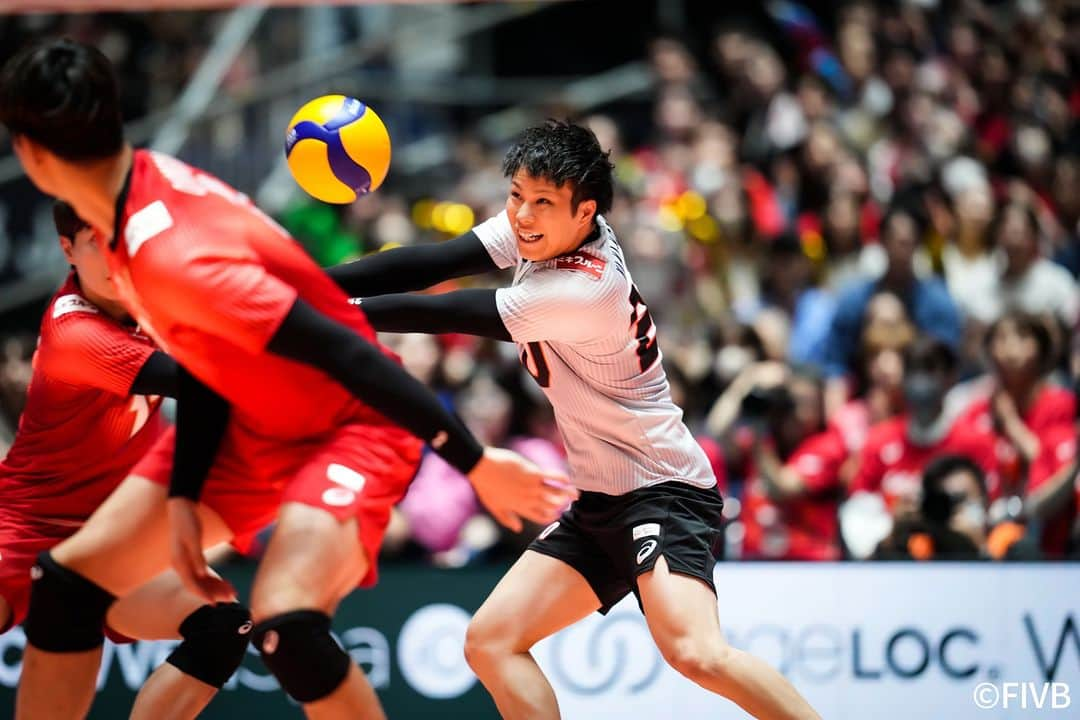 公益財団法人日本バレーボール協会のインスタグラム：「／ #バレーボール男子日本代表 フォトギャラリー 🏐 ＼   今回は「FIVBパリ五輪予選/ワールドカップバレー2023」を写真で振り返り📸  世界も驚く日本の守護神の2人✨  皆さんもお気に入り写真に #フォトギャラリー をつけて ぜひ投稿してください😁  #ALLforPARIS #CatchOurDream」