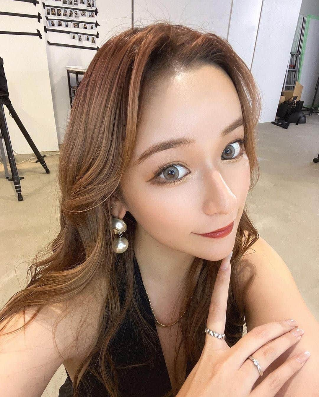 美女naviさんのインスタグラム写真 - (美女naviInstagram)「【美女navi ☻*】おでこ🫶 * * 今回ご紹介させていただく方は❤️ SHIPI さん ▶️▷ @shipi0520  * * # Repost . . . SHIPI さん のアカウントには 他にも素敵な投稿が(*´﹀`) ぜひ覗いてみてくださいね🧡  * * * 美女navi掲載希望の方は⇒ @bijo_navi ❤️と # 美女navi 、# 美女ナビ タグ付け * 10代限定姉妹アカウント 美少女navi掲載希望の方は⇒ @bishojo_navi 💛と # ビショウジョナビ タグ付け * お願いします✨✨ * * 次回もお楽しみに...😍 * * #ギャルメイク #かきあげ前髪 #ハイライトカラー #カラコン #マスカラ #美肌 #美肌ケア #整形メイク  #ロングヘア #アイメイク #赤リップ #エレガント #女子力アップ #女子力向上 #ナチュラルメイク #美意識 #美意識向上 #小顔 #アクセサリー #ピアス女子」12月3日 18時00分 - bijo_navi