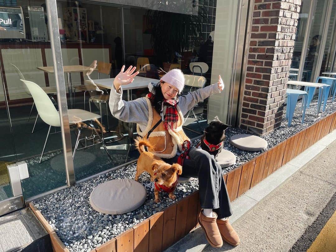 ヒョニ・カンのインスタグラム：「🫶 ☕️」