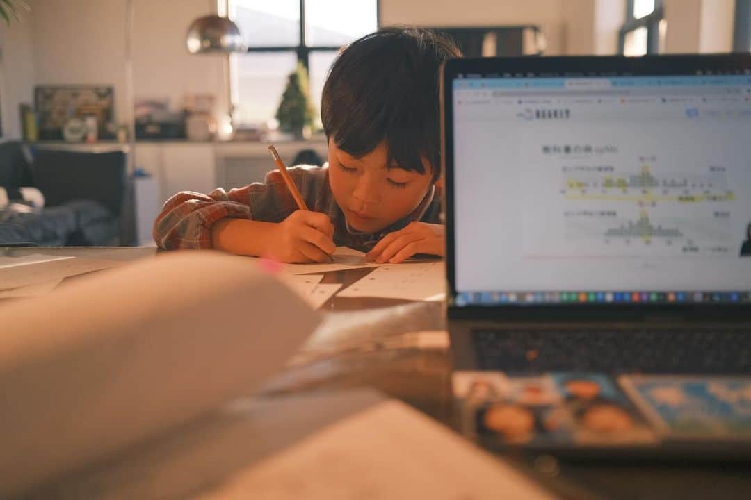 つるの剛士さんのインスタグラム写真 - (つるの剛士Instagram)「パパが勉強してると子どもも机にやってくる光景。  #奥のテーブルも🤭 #家族みんな試験中」12月3日 18時14分 - takeshi__tsuruno