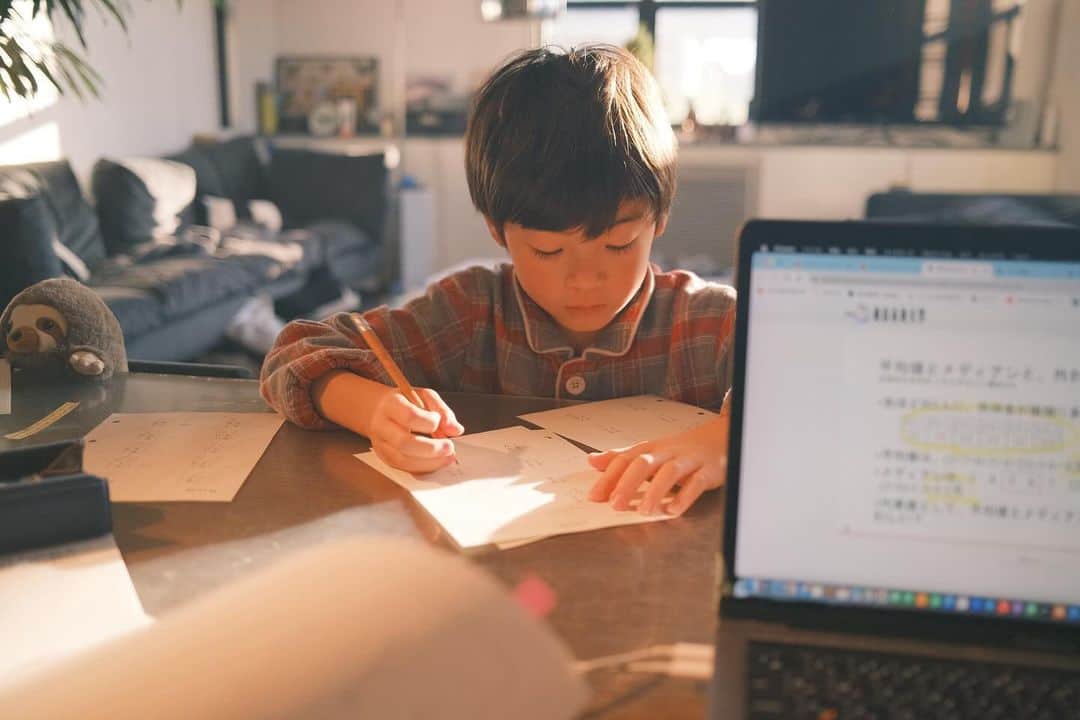 つるの剛士さんのインスタグラム写真 - (つるの剛士Instagram)「パパが勉強してると子どもも机にやってくる光景。  #奥のテーブルも🤭 #家族みんな試験中」12月3日 18時14分 - takeshi__tsuruno