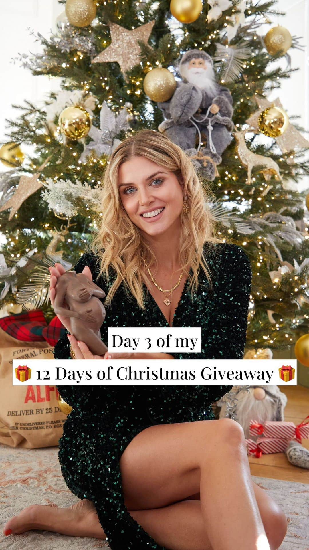 Ashley Jamesのインスタグラム：「**CLOSED** ad ADVENT GIVEAWAY DAY 3: win a bespoke body sculpture by @milestonable 🤶🏼❤️  Whether you’re pregnant or just wanted to celebrate your body, this is an absolutely incredible giveaway! I absolutely LOVE my bump statue so I got a postpartum one too! They are the perfect addition to any home and a constant reminder that all bodies deserve celebrating. ❤️  The winner must be able to visit their London studio to have your own personal body sculpture created. This is the most special forever present for you to keep forever.   To win you: ✨must be following me and @milestonable  ✨ LIKE and COMMENT why you’d love to win and TAG A FRIEND you think would also love to win* ✨You can comment as many times as you like - the winner will be selected by random generator, so the more you comment the more chance of winning! ✨I will announce the winner in 48 hours, announcing on stories and messaging privately asking for your address - and I will do so on this account only. I won’t be asking for bank details so please don’t reply to any fake account if anyone reaches out other than my page.  ✨ Must be able to visit their London studio  ✨ Offer must be redeemed within 9 months  ✨ Those who dedicate their time being horrible about me and others on gossip websites need not apply. 🤪  The winner will be picked at midday on the 5th December. So merry Christmas, thank you, and good luck! ❤️✨」