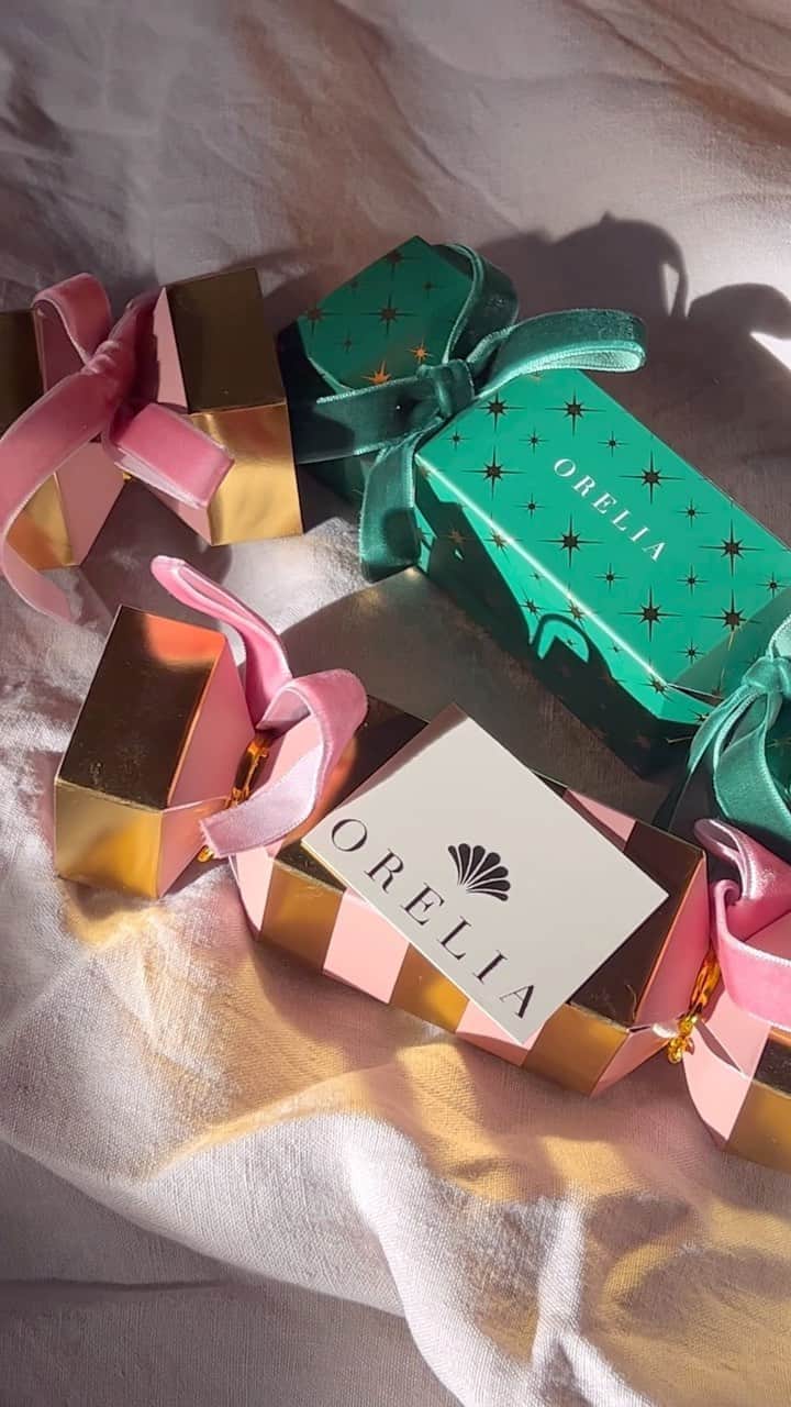 オレリアのインスタグラム：「Feeling lucky? We’re placing 20 golden tickets in orders at random for the 3rd & 4th day of treats ⭐️ Order now for a chance to win」