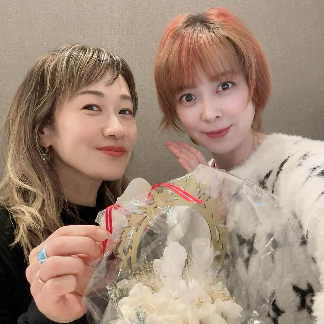 初嶺麿代さんのインスタグラム写真 - (初嶺麿代Instagram)「ナホコ先生（松本菜穂子）、 拠点が軽井沢になるため、 本日池袋スタジオ御勇退しました。  同期達と励まし合い助けあい笑いあい。 切磋琢磨した日々。 私にとっては掛け替えのない青春の思い出です。 30年経った今も、縁は続き、　　 今もこうして助けてもらい感謝しています。  学芸大学スタジオ水曜日クラスは引き続き、ご担当いただけます！ だからさよなら👋じゃないよ！ 東京でナホコ先生のレッスン受けられますよっ。  いつも生徒さんたちに踊る事の楽しさ。 ダンスを通して技術だけでなく、 色々な大切な事を教えてくれてありがとう。  新たな人生の門出に心からの祝福を送ります❤️ 元気いっぱいのナホでいてください🎵 これからもよろしく！  #門出 #卒業おめでとう  #ジャズダンス #宝塚受験生  #宝塚受験スクール #宝塚 #同期生  #宝塚og #宝塚受験スクール東京  #ハツネスタジオ #池袋 #学芸大学  #ダンス #フィットネス女子 #hatsunenoko」12月3日 18時07分 - hatsunemayo