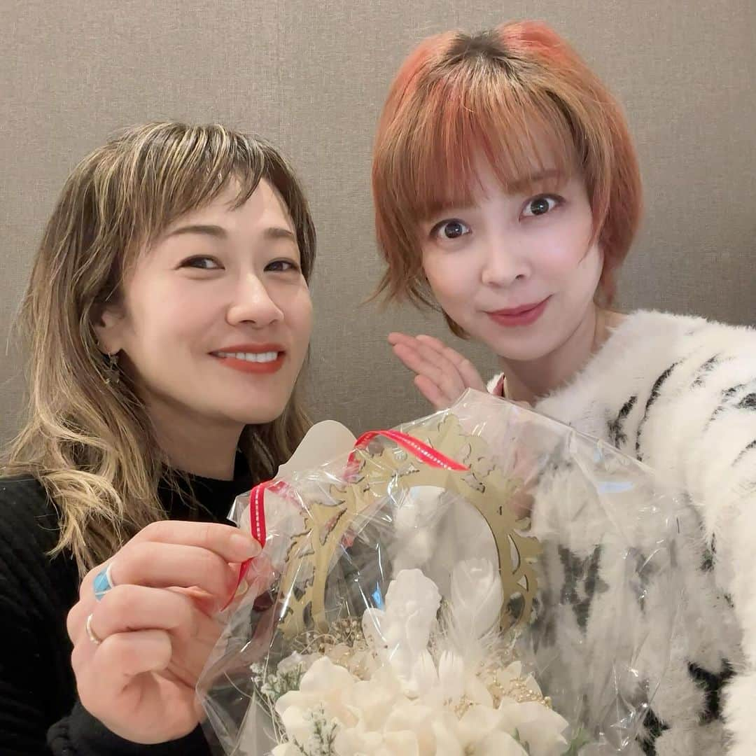 初嶺麿代のインスタグラム：「ナホコ先生（松本菜穂子）、 拠点が軽井沢になるため、 本日池袋スタジオ御勇退しました。  同期達と励まし合い助けあい笑いあい。 切磋琢磨した日々。 私にとっては掛け替えのない青春の思い出です。 30年経った今も、縁は続き、　　 今もこうして助けてもらい感謝しています。  学芸大学スタジオ水曜日クラスは引き続き、ご担当いただけます！ だからさよなら👋じゃないよ！ 東京でナホコ先生のレッスン受けられますよっ。  いつも生徒さんたちに踊る事の楽しさ。 ダンスを通して技術だけでなく、 色々な大切な事を教えてくれてありがとう。  新たな人生の門出に心からの祝福を送ります❤️ 元気いっぱいのナホでいてください🎵 これからもよろしく！  #門出 #卒業おめでとう  #ジャズダンス #宝塚受験生  #宝塚受験スクール #宝塚 #同期生  #宝塚og #宝塚受験スクール東京  #ハツネスタジオ #池袋 #学芸大学  #ダンス #フィットネス女子 #hatsunenoko」