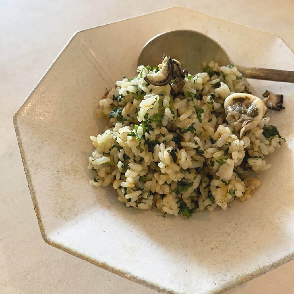 長谷川あかりさんのインスタグラム写真 - (長谷川あかりInstagram)「今年は、やたらと牡蠣が食べたくなる。基本調味料とパセリの香り、牡蠣のうまみをうまいこと合わせた炒飯。お上品なのにひとクセあり。我ながらおいしい。  牡蠣パセリ炒飯  (2人分)  ごはん350g  牡蠣1パック(120g前後) パセリ1袋(4〜5本、茎ごと粗みじん切り) にんにくスライス1片  ごま油 醤油 料理酒 塩  ①牡蠣はよく洗ってキッチンペーパーで優しく水気を拭き取り、1センチ幅に切る。ボウルに入れ、醤油小さじ1と混ぜ合わせておく。 ②フライパンにごま油小さじ2とにんにくをいれて中火にかける。きつね色になったらごはん、パセリを加え、料理酒大さじ1と塩小さじ1/2を入れて一気に炒め合わせる。 ③牡蠣を加えてさっと炒め合わせ、全体が馴染んだら蓋をして2分半〜3分弱めの中火で蒸す。全体をざっと混ぜ合わせて、味を見て塩で調えたら完成。」12月3日 18時08分 - akari_hasegawa0105