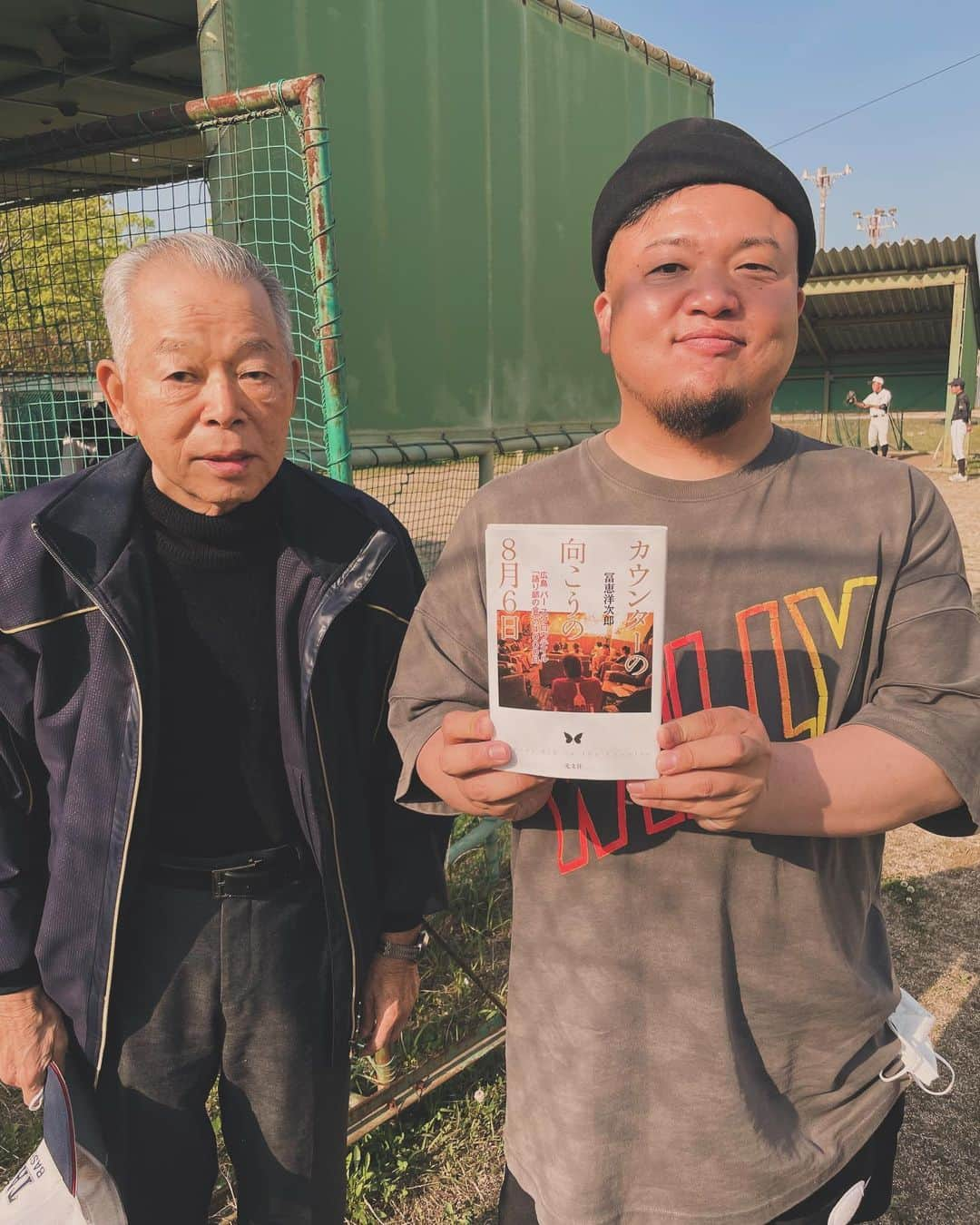 HIPPYさんのインスタグラム写真 - (HIPPYInstagram)「夏の甲子園を選手としてキャプテンとして 監督としても優勝され 今は竹原高校で監督をされておられた 迫田穆成さんが旅立たれました。  広島勢の戦後初となる優勝旗を持って帰られた迫田さんは 広島での原爆による被爆者でもありました。  如水館高校の監督になられた時は 自分も高校野球児、本当に強くて勝てなかったです。  昨年、竹原高校での芸術鑑賞会でお伺いした時に ご挨拶と、”語り部の会にまた登壇してほしいです”とお伝えさせていただきました。  語り部の会を始められた冨恵さんのことも（広島商業野球部出身） よく覚えてていてくださり 「誇らしい後輩」と称えられておられたことも ぜひ語り部の会でお話ししていただきたかったです。  何よりお会いできたこと、少しでもお話しさせていただく時間をもらえたこと 心からありがとうございます。  安らかにお休みになられてください。  “いつか”と”またね”が当たり前じゃないんだと痛感しています。  毎月6日の語り部の会 今月も開催させていただきます。  「第215回原爆の語り部〜被爆体験証言者の証言〜」 日時:2023年12月6日（水）18時30分〜 場所: バー・スワロウテイル２階ＣＡＭＥＬ（広島市中区薬研掘１—８） 会費:1000円   【今月の証言者】 脇桝友子（わきますともこ）さん。呉市生まれ。 ３歳のときに呉で大空襲に遭い、母の実家・吉田町（現・安芸高田市）に疎開。 8月6日は呉市の自宅に帰る途中で入市被爆した。 当時の記憶はほとんどないが、原因不明の胃腸障害や呼吸困難などが続いた。  2018年11月に当会にて初めての証言をした後、勉強を重ね2022年度から広島体験証言者として活動中。今回で5回目のお話いただくこととなりました  ぜひともお越しください。  竹原高校野球部のみなさん 応援しています。」12月3日 18時08分 - _____hippy_____