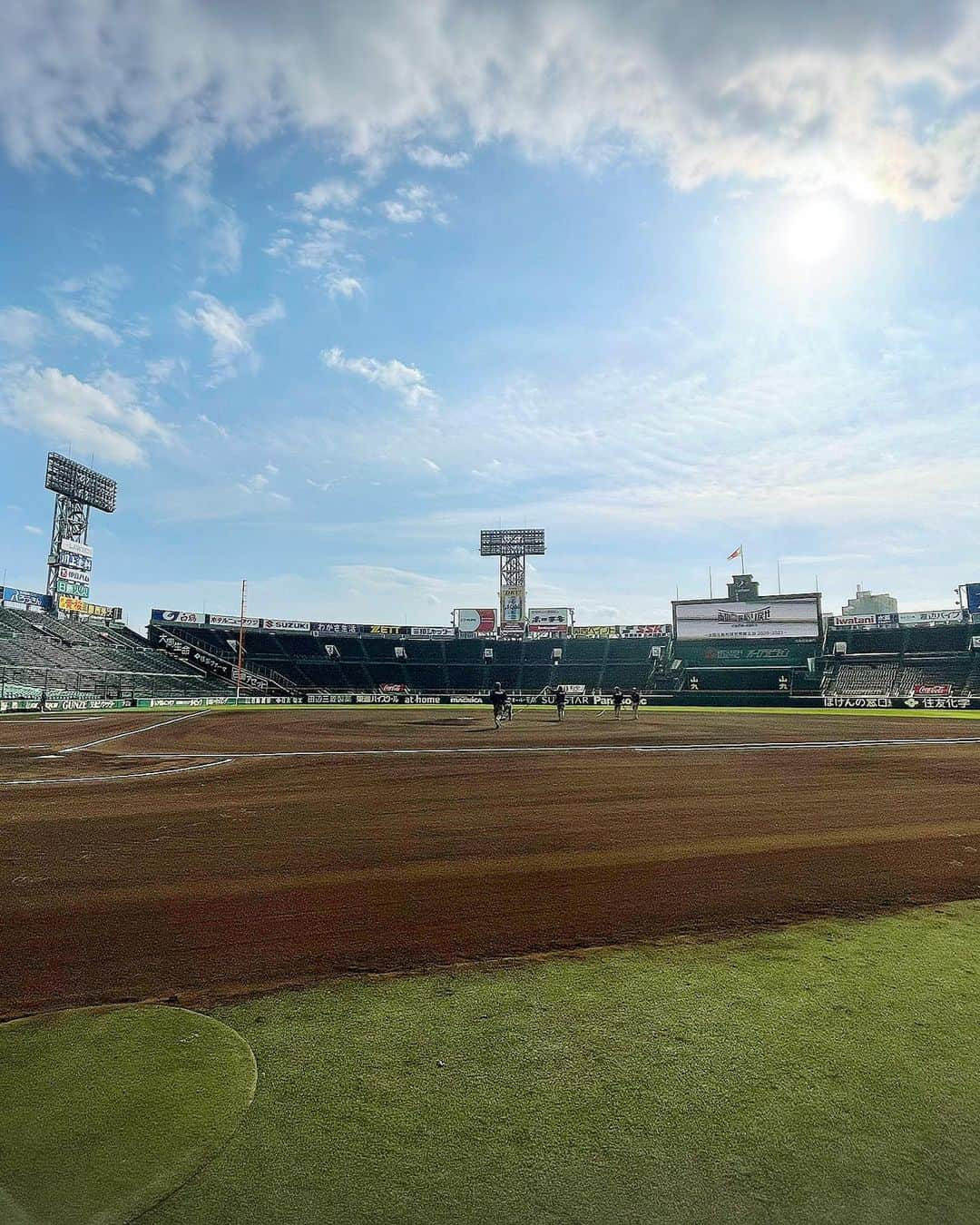 HIPPYさんのインスタグラム写真 - (HIPPYInstagram)「夏の甲子園を選手としてキャプテンとして 監督としても優勝され 今は竹原高校で監督をされておられた 迫田穆成さんが旅立たれました。  広島勢の戦後初となる優勝旗を持って帰られた迫田さんは 広島での原爆による被爆者でもありました。  如水館高校の監督になられた時は 自分も高校野球児、本当に強くて勝てなかったです。  昨年、竹原高校での芸術鑑賞会でお伺いした時に ご挨拶と、”語り部の会にまた登壇してほしいです”とお伝えさせていただきました。  語り部の会を始められた冨恵さんのことも（広島商業野球部出身） よく覚えてていてくださり 「誇らしい後輩」と称えられておられたことも ぜひ語り部の会でお話ししていただきたかったです。  何よりお会いできたこと、少しでもお話しさせていただく時間をもらえたこと 心からありがとうございます。  安らかにお休みになられてください。  “いつか”と”またね”が当たり前じゃないんだと痛感しています。  毎月6日の語り部の会 今月も開催させていただきます。  「第215回原爆の語り部〜被爆体験証言者の証言〜」 日時:2023年12月6日（水）18時30分〜 場所: バー・スワロウテイル２階ＣＡＭＥＬ（広島市中区薬研掘１—８） 会費:1000円   【今月の証言者】 脇桝友子（わきますともこ）さん。呉市生まれ。 ３歳のときに呉で大空襲に遭い、母の実家・吉田町（現・安芸高田市）に疎開。 8月6日は呉市の自宅に帰る途中で入市被爆した。 当時の記憶はほとんどないが、原因不明の胃腸障害や呼吸困難などが続いた。  2018年11月に当会にて初めての証言をした後、勉強を重ね2022年度から広島体験証言者として活動中。今回で5回目のお話いただくこととなりました  ぜひともお越しください。  竹原高校野球部のみなさん 応援しています。」12月3日 18時08分 - _____hippy_____