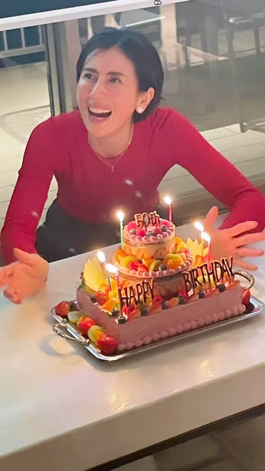 長谷川理恵のインスタグラム：「二日間誕生日を一緒に祝ってくれた、大切な大切なファミリー☺️💫💫💫おかげで楽しい50代を過ごせそうですし 今まで生きてきた人生の中で今が最も幸せです！！！ 本当にありがとう🥰🌈🌈🌈」