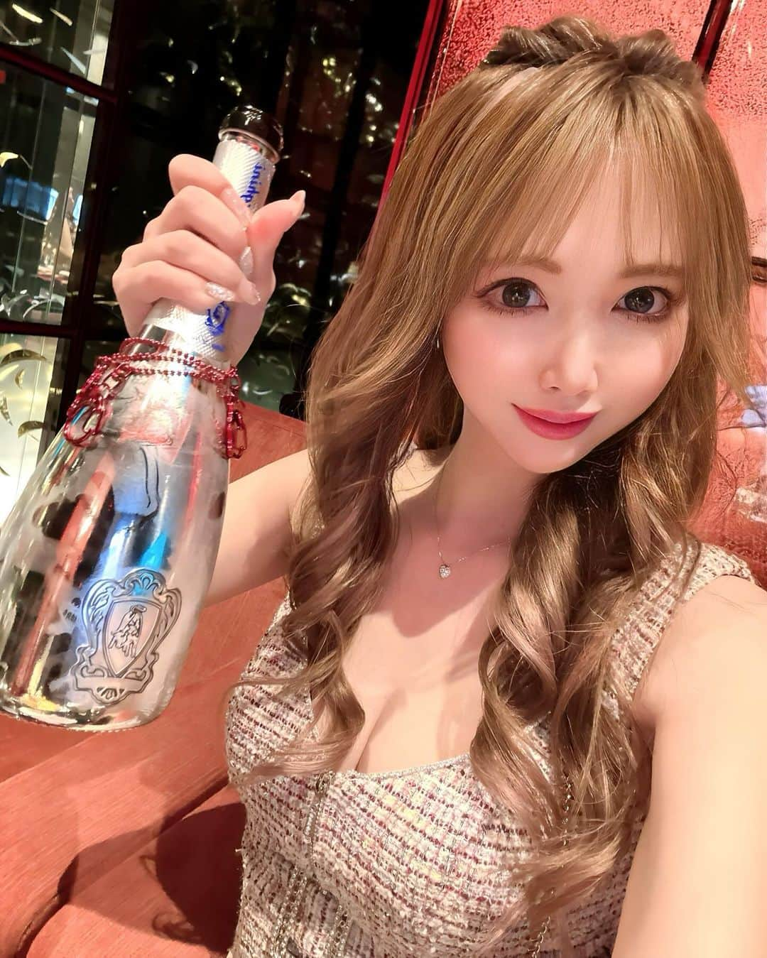 北山美奈のインスタグラム：「お店での写真がほぼない😣 日々楽しく働かせてもらえてます🩷🩵 環境に感謝。環境は絶対大事。  #ランボフォト2023  #バルセロナグループ #ラウンジ凛 #札幌 #すすきの #ススキノ #キャバクラ #キャバ嬢 #キャバクラ嬢 #ニュークラブ #ニュークラ #ニュークラ嬢 #キャバ #ラウンジ #ラウンジ嬢 #ホステス #すすきのキャバクラ #すすきのキャバ嬢 #すすきのグルメ#美脚#美乳#札幌旅行 #美人 #美女 #可愛い #可愛い女の子 #博多#錦#六本木」