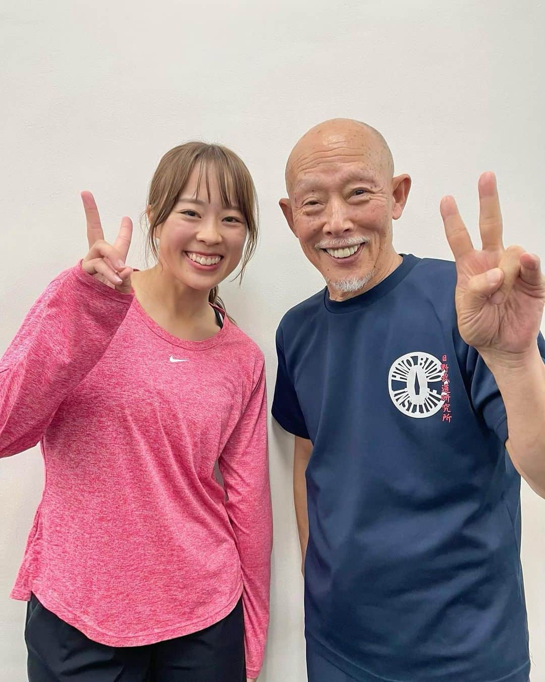 笹原優美さんのインスタグラム写真 - (笹原優美Instagram)「☆ 昨日は、 武道家 #日野晃 さんの ワークショップを受けてきました😌🥋 @hinobudo2020 @hinobudotokyo   2年前に初めて参加して以来、 東京で開催されるときには 毎回必ず学ばせていただいています✨  11:00−13:00 「身体塾」 14:00-16:00 「身体関係塾」 16:30-18:30 「対人関係塾」  あっという間に過ぎていく、 全てが学びになる6時間。  身体の繋がりや動きの流れの本質を学び、  日野さんが大切にされている  「関係」  の本質についても、 このワークショップを通じて 初めて向き合うようになりました🙏  自分の声を、思いを、相手に本気で届けることの難しさ。 相手の思いを本気で受け入れることの難しさ。  沢山の人と関わる環境に居させてもらえているからこそ、 日野さんから学ぶことは全て、これからずっと 人生を通して大切にしなければいけないことだなと 実感させていただいています💎  今この文章を読んでくれている皆さん、 一人一人と尊い関係を築いていきたい🤝🏻 そのような思いを大切にし続けられる人でいたいです😌  お人柄も生き方も考え方も大好きで、 とても尊敬している日野さん。  ゴルフについても沢山アドバイスをいただいたので、 自分のものにできるよう 日々稽古を積んでいきます🥋⛳️🔥  日野さん、 今回も大切な事を学ばせていただき 本当にありがとうございました🙇‍♀️  今回ご一緒した皆さん、 皆さんと出会えたことがとても嬉しいです✨ これからも宜しくお願いします😊！！ ☁️ ☁️ #日野晃 さん #武道家#ジャズドラマー#表現者 #日野武道研究所#ご縁#感謝 #ゴルフ#golf#武道」12月3日 18時11分 - yumi_sasahara_official