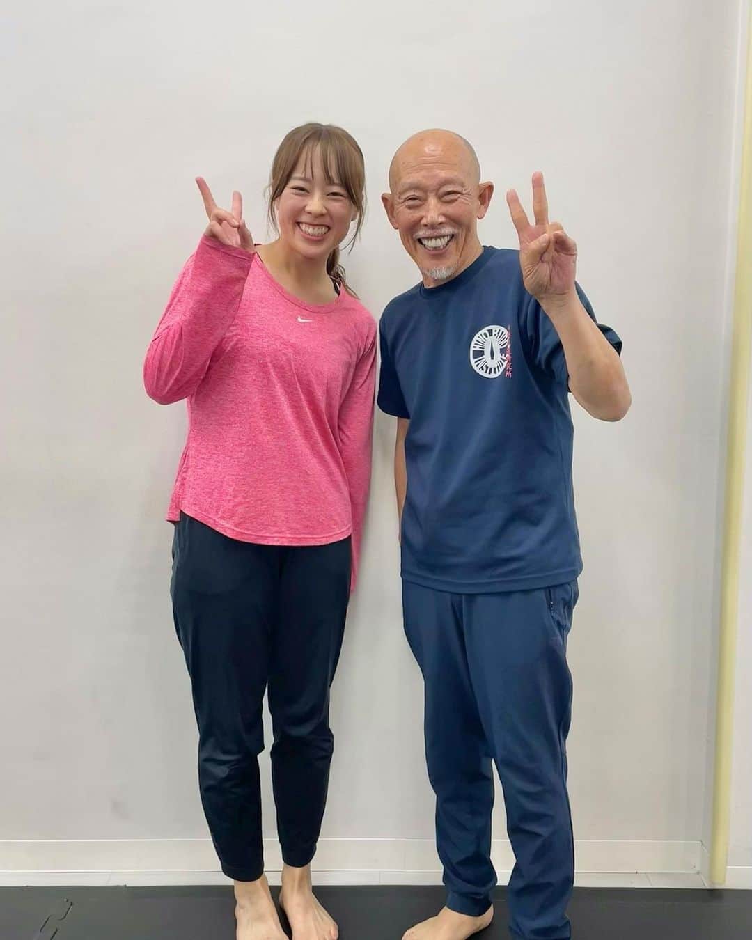 笹原優美さんのインスタグラム写真 - (笹原優美Instagram)「☆ 昨日は、 武道家 #日野晃 さんの ワークショップを受けてきました😌🥋 @hinobudo2020 @hinobudotokyo   2年前に初めて参加して以来、 東京で開催されるときには 毎回必ず学ばせていただいています✨  11:00−13:00 「身体塾」 14:00-16:00 「身体関係塾」 16:30-18:30 「対人関係塾」  あっという間に過ぎていく、 全てが学びになる6時間。  身体の繋がりや動きの流れの本質を学び、  日野さんが大切にされている  「関係」  の本質についても、 このワークショップを通じて 初めて向き合うようになりました🙏  自分の声を、思いを、相手に本気で届けることの難しさ。 相手の思いを本気で受け入れることの難しさ。  沢山の人と関わる環境に居させてもらえているからこそ、 日野さんから学ぶことは全て、これからずっと 人生を通して大切にしなければいけないことだなと 実感させていただいています💎  今この文章を読んでくれている皆さん、 一人一人と尊い関係を築いていきたい🤝🏻 そのような思いを大切にし続けられる人でいたいです😌  お人柄も生き方も考え方も大好きで、 とても尊敬している日野さん。  ゴルフについても沢山アドバイスをいただいたので、 自分のものにできるよう 日々稽古を積んでいきます🥋⛳️🔥  日野さん、 今回も大切な事を学ばせていただき 本当にありがとうございました🙇‍♀️  今回ご一緒した皆さん、 皆さんと出会えたことがとても嬉しいです✨ これからも宜しくお願いします😊！！ ☁️ ☁️ #日野晃 さん #武道家#ジャズドラマー#表現者 #日野武道研究所#ご縁#感謝 #ゴルフ#golf#武道」12月3日 18時11分 - yumi_sasahara_official