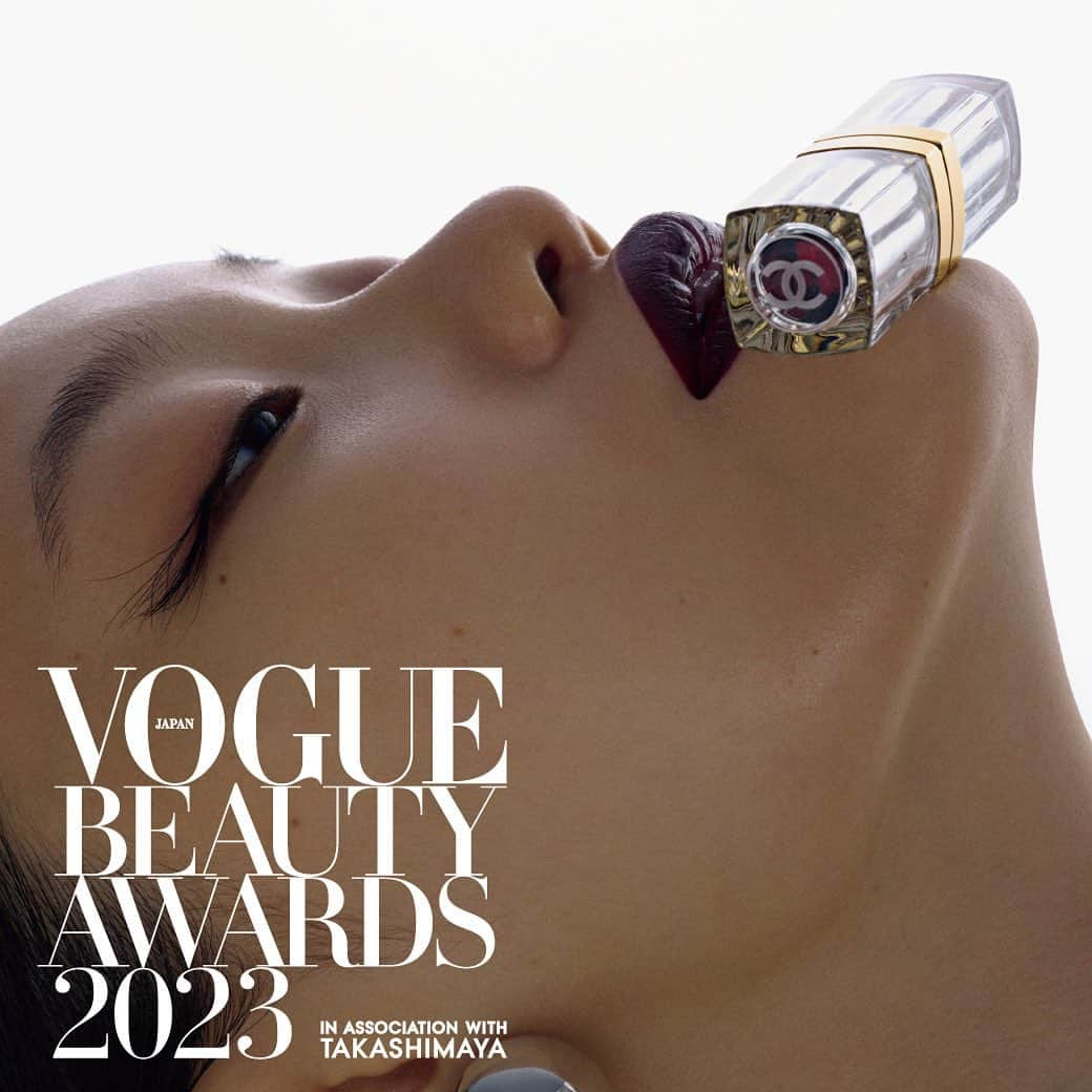 白石理絵のインスタグラム：「@voguejapan  2023年の#ベストコスメ を決定する#ヴォーグビューティーアワード   Photography @junyasui Styling @chie_atsumi Prop @nazzzzna  Hair @shotaro.ao Nail @nail_lueur Models @soukkk_1  Editors @suntaning @mskymst Makeup @rieshiraishi1220   #voguebeautyawards #vba2023 #voguejapan_beauty #VBAJP」