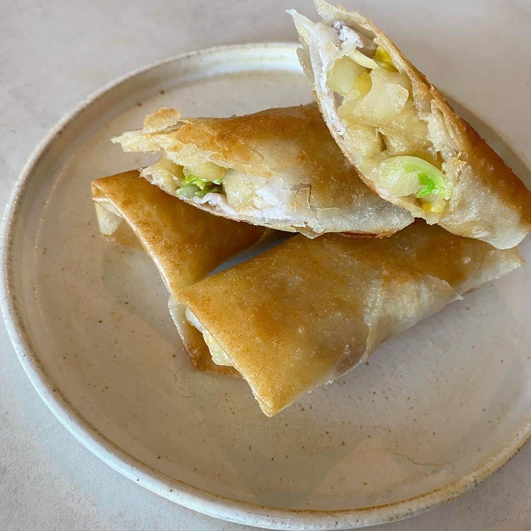 長谷川あかりのインスタグラム：「余った野菜はとりあえず春巻きシリーズ。  醤油で揉んで下味と風味をつけた白菜がおいしい。 夫がおもしろいくらいおいしそうに食べていて、よかった。 「一口食べた時の一体感がすごいよこれは！」とのことです。  ※5本分のレシピ  春巻きの皮5枚  白菜200g 醤油大さじ1  生姜1片 塩小さじ1/4〜1/3  豚ロース肉薄切り適量  油適量  ①1.5センチ幅に切った白菜をボウルに入れ、醤油を馴染ませたら10分置く。手でしっかり絞って水気を切ったら、生姜の細切りと塩を加える。※塩はまず小さじ1/4加え、味を見る。少し濃いかなと感じるくらいになるまで塩をほんの少しずつ加え調節する。  ②春巻きの皮に豚ロース肉を広げてのせ白菜をその上にのせたら、巻いて揚げる。油は少量でオッケー。」