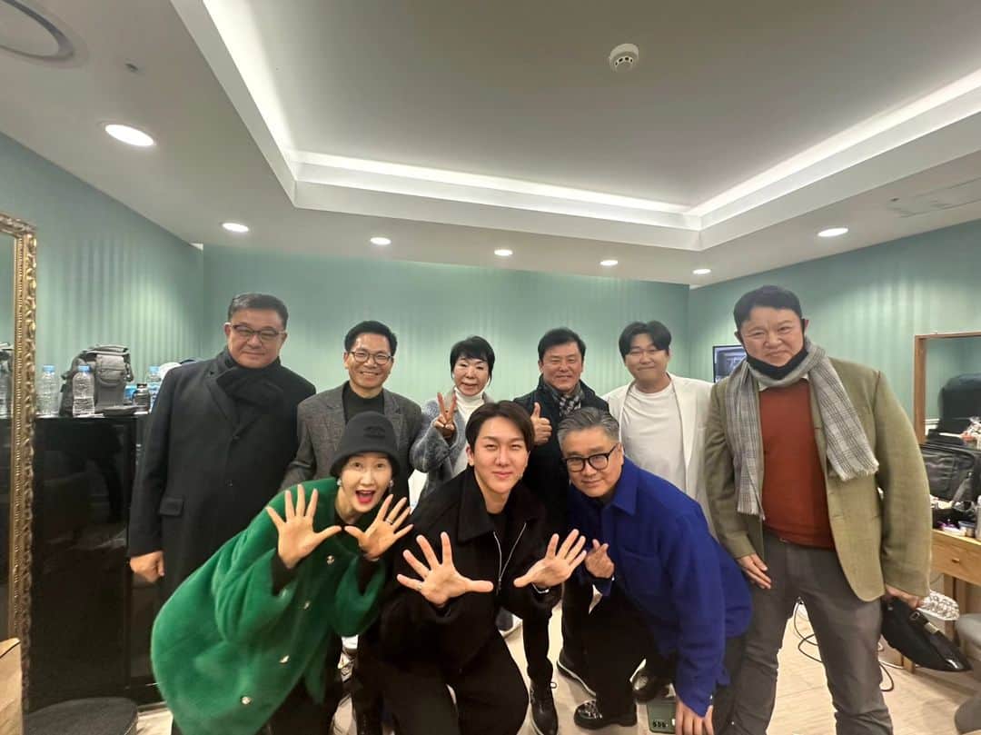 イ・グァンギのインスタグラム：「변진섭의 변천사 연말 콘서트 역시 최고의 무대!!!^^ 따로 가서 함께 촬영까지 ㅎㅎ #구창모#김구라#최진희#이광기」