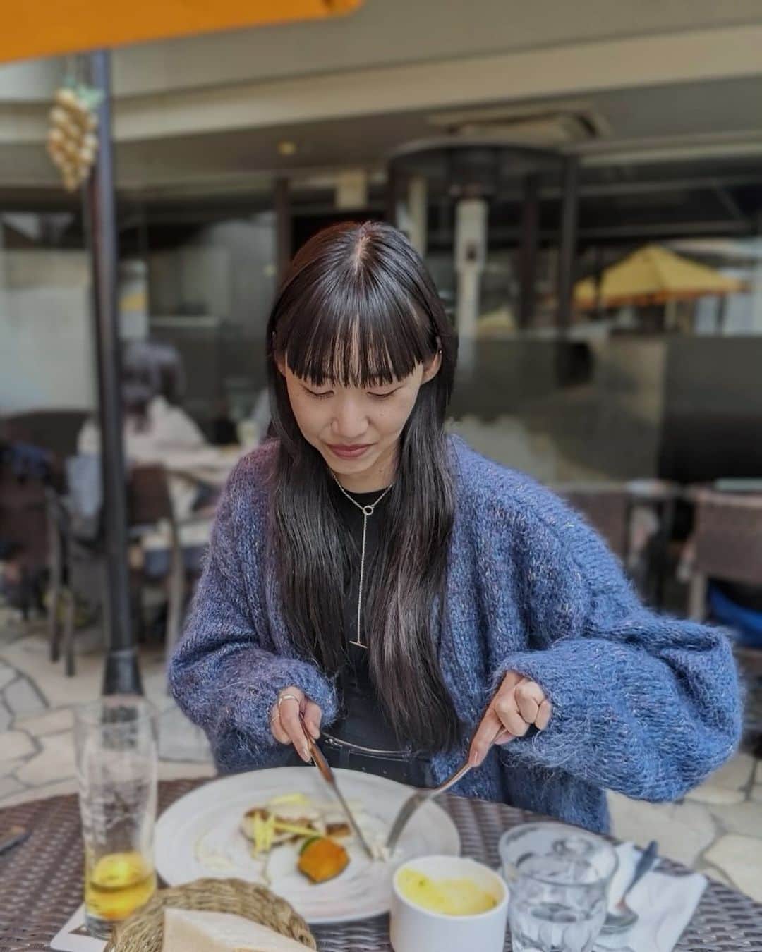 Shiho Sasakiのインスタグラム：「休日のしあわせ時間🍽️🍷  #休日 #outfit_shiho」