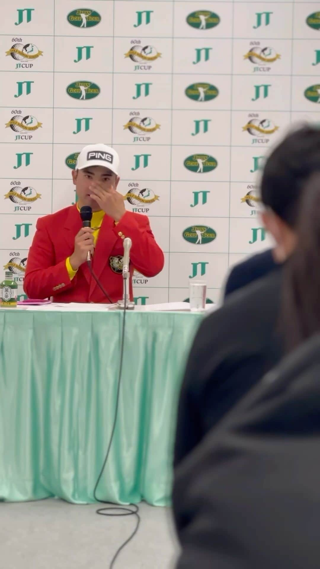  JGTO 男子プロゴルフツアーのインスタグラム：「第60回ゴルフ日本シリーズJTカップ⛳️ 【Final Round】 60代チャンピオンに輝いた蟬川泰果選手の優勝会見の様子と最後に蟬川選手からファンの皆様にひと言頂きました！  #ゴルフ日本シリーズJTカップ#東京よみうりカントリークラブ #最終戦 #男子ゴルフツアー #蟬川泰果」