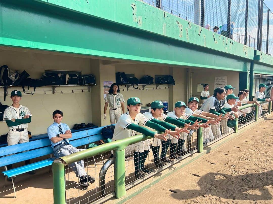 下剋上球児のインスタグラム：「⚾️  みんな真剣に試合を見てるーと思ったら ピースしてました✌︎  第8話まで後3時間💥 今夜もザン高の応援、 よろしくおねがいしゃぁっす！！  #tbs #日曜劇場 #下剋上球児 #今夜9時第8話放送✨✨」