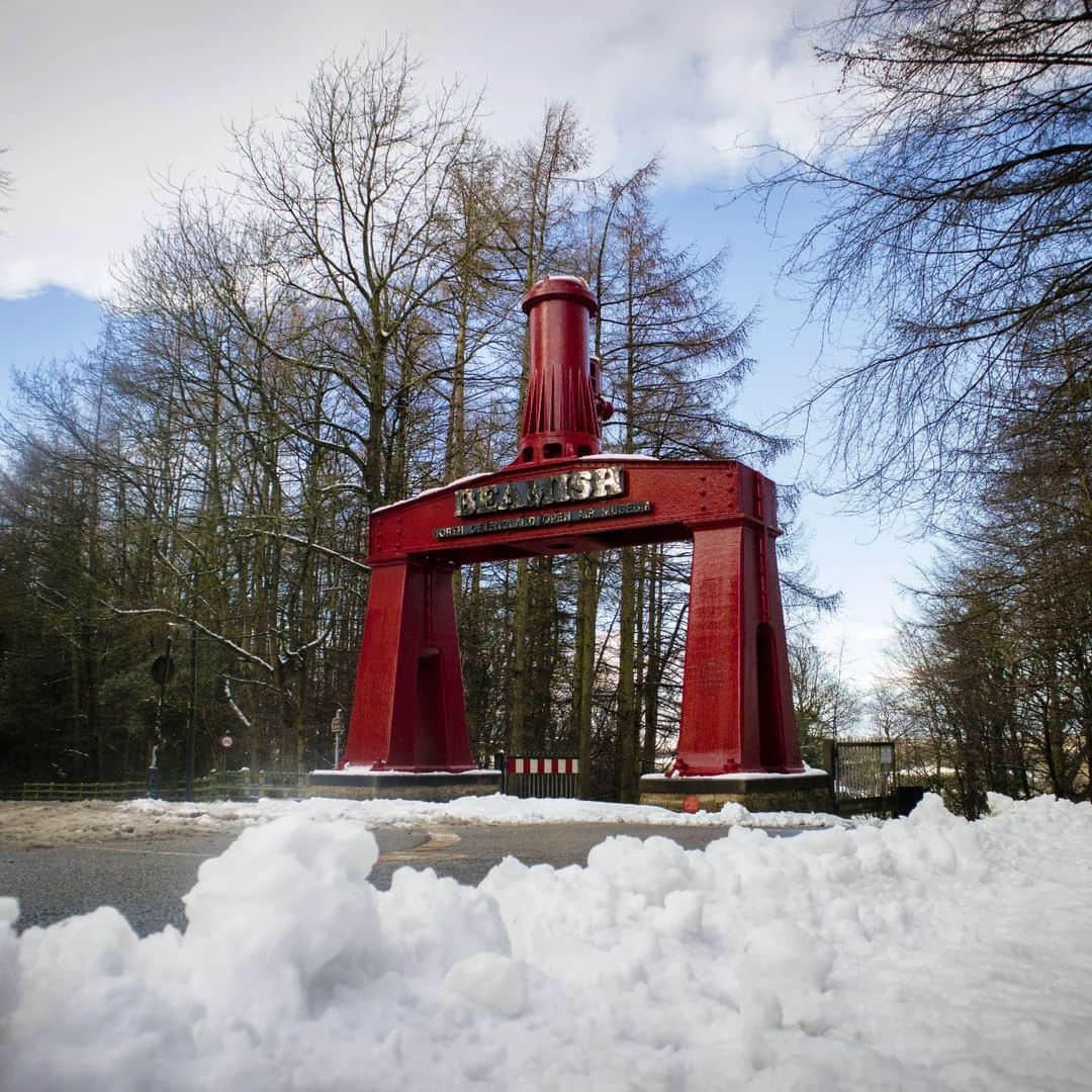 ベーミッシュ美術館のインスタグラム：「Weather update Sunday, 3rd December: Following further snowfall overnight and this morning, we may need to open the museum slightly later this morning (3rd December). Our teams of staff and volunteers are working very hard to clear the snow as quickly as possible across the museum site and we'll keep everyone updated on opening times.  We’re sorry for any inconvenience, the safety of our visitors, staff and volunteers is our top priority.  If you’ve got Grotto tickets booked for the early slots this morning (3rd December), we will be sending you an email with further details.  Thank you to everyone for your patience and understanding, and we’ll keep everyone updated on opening times on our social media and website.」