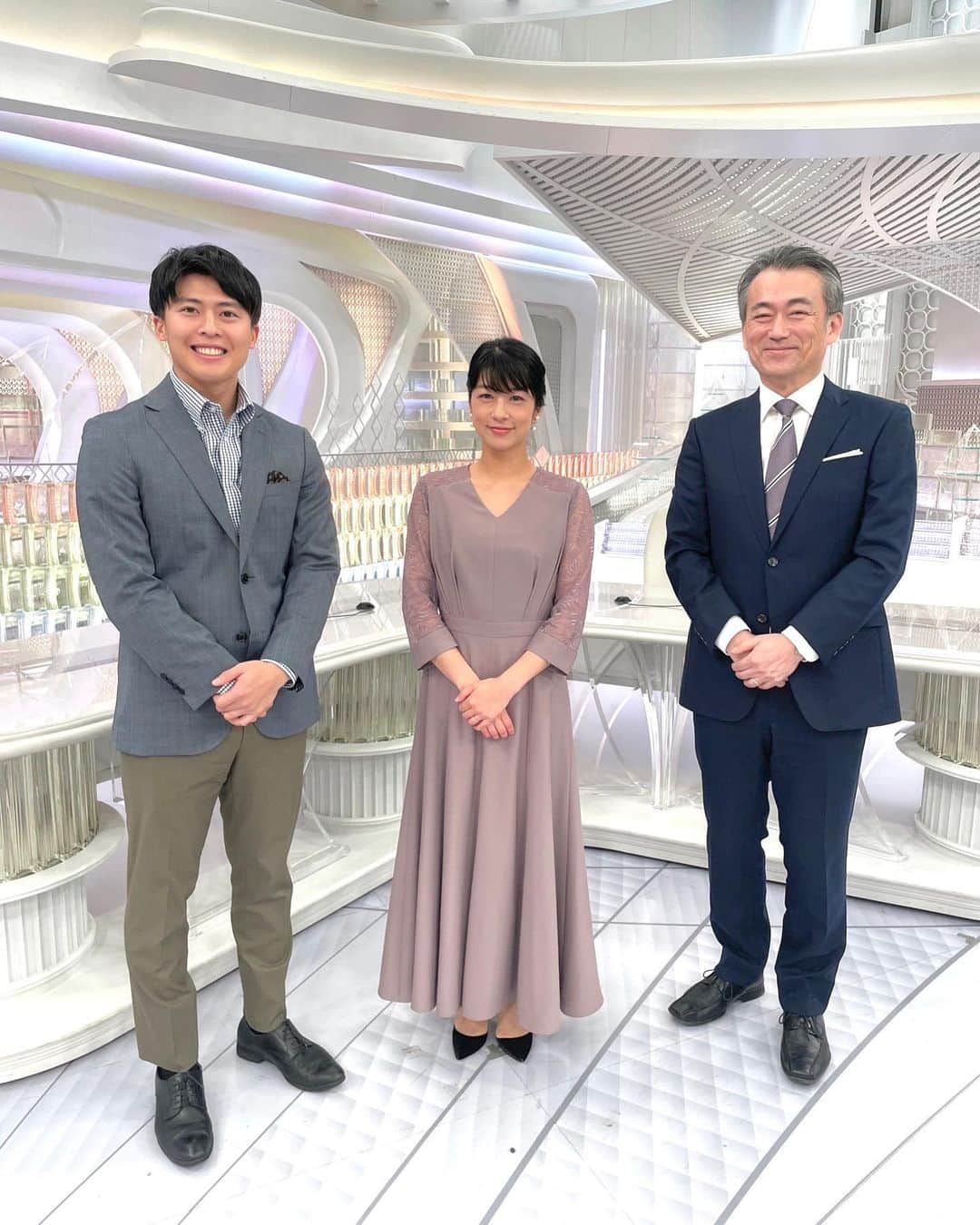 フジテレビ「プライムニュース イブニング」さんのインスタグラム写真 - (フジテレビ「プライムニュース イブニング」Instagram)「師走らしい気温の日々が続いています。 ただ、朝晩の冷え込みは厳しくなりつつあります。  暖かくしてお過ごし下さい。  今週もご覧いただきありがとうございました。  #生野陽子 @yoko_shono #奥寺健 @fujitv_announcer #杉原千尋 @chihiro.sugihara #勝野健 @ken.katsuno #フジテレビ  #アナウンサー  #ニュース」12月3日 18時19分 - livenews_it