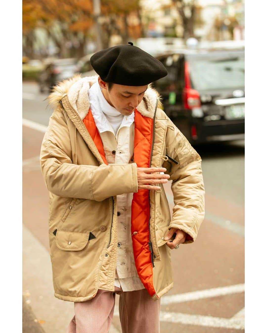 ジョンブルさんのインスタグラム写真 - (ジョンブルInstagram)「⁡ JOHNBULL STAFF STYLE TOP KHAKI編 ⁡ 2023年秋冬に始動した【TOP KHAKI】はすでに店頭でご覧いただきましたでしょうか。【TOP KHAKI】は 普遍的でありながら、時代に合わせてアップデートされたいまの気分にそっと寄り添う、JOHNBULL が開発したミリタリー特化型ブランドです。 ⁡ 今回はJOHNBULL表参道店のショップスタッフに、自分らしく【TOP KHAKI】を着こなしてもらいました。 ⁡ ⁡ Collection, curated by JOHNBULL. A a result of our thorough research and study of military garments. ⁡ ⁡ TOP KHAKI（トップカーキ）は JOHNBULL が開発する、ミリタリーに特化したブランド。 ミリタリーアイテムの佇まい、オーバーサイズシルエットの雰囲気をそのままに、今着たいミリタリーにアレンジ。 古着の雰囲気を最大限に出すために、本物を解体・研究してのプロダクトです。 説明書の無いモノづくりで、説明不要のミリタリーを提案していきます。 ⁡ ⁡ STYLING1 ⁡ JACKET lot.TK234L02/￥36,300 tax in (TOP KHAKI) JACKET lot.JM234L04/￥44,000 tax in  TOP lot.JM233S09/￥19,800 tax in  PANTS lot.JM233P07/￥19,800 tax in ⁡ ⁡ -浅木さんの考える【TOP KHAKI】N3Bの良いところを教えてください。 ⁡ 試着してみて感じたのは、まずは軽い着心地です。アウターは毎日着用するものなのでとにかく軽くないと疲れてしまうので。あとは大き目のサイズ感も高身長の私にとってはありがたく、サイズも豊富なので必ずお好みのサイズに出会えると思います。 ⁡ ⁡ ⁡ #JOHNBULL #TOPKHAKI #ミリタリー #N3B #STAFFSTYLE」12月3日 18時20分 - johnbull_private_labo