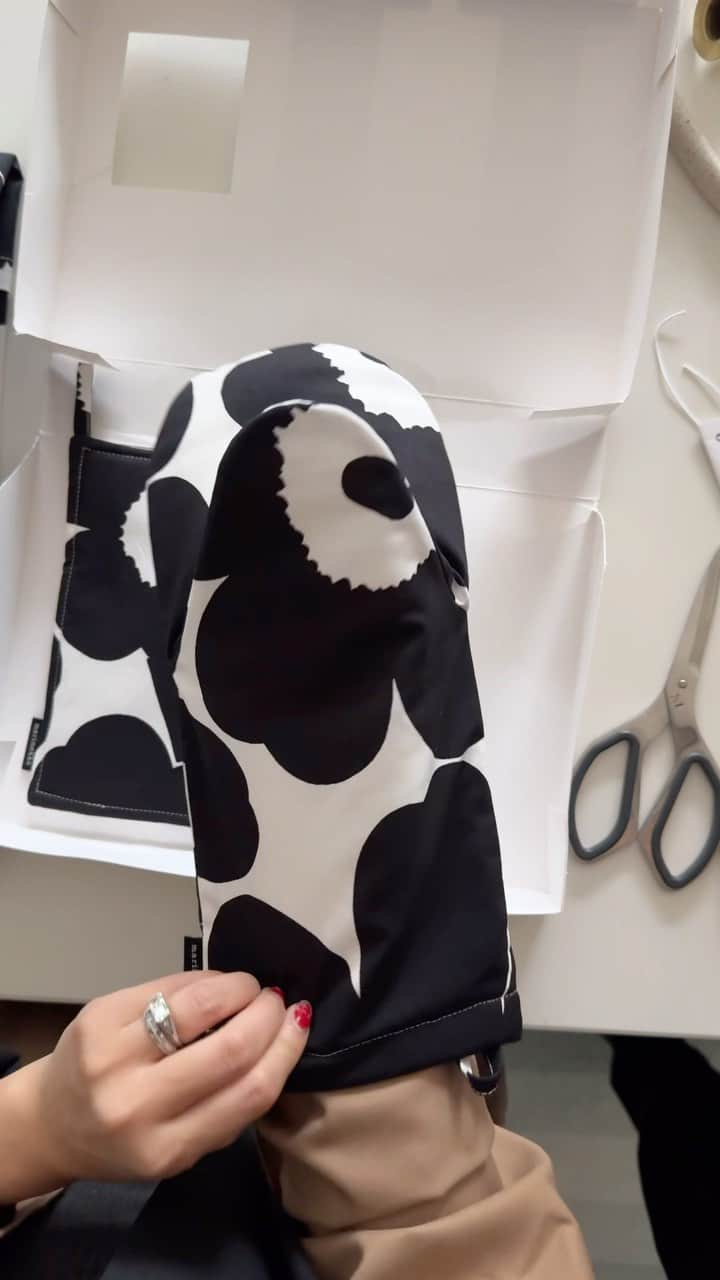 Marimekko Japanのインスタグラム：「@nikl0w によるギフトガイドは手に取りやすいアイテムやボックス付きのアイテムなど。 公式オンラインストアではギフトにおすすめのアイテムを金額別に集めてご紹介中。  #marimekko #marimekkofw23 #マリメッコ #マリメッコ愛 #北欧デザイン #フィンランド #フィンランドデザイン」