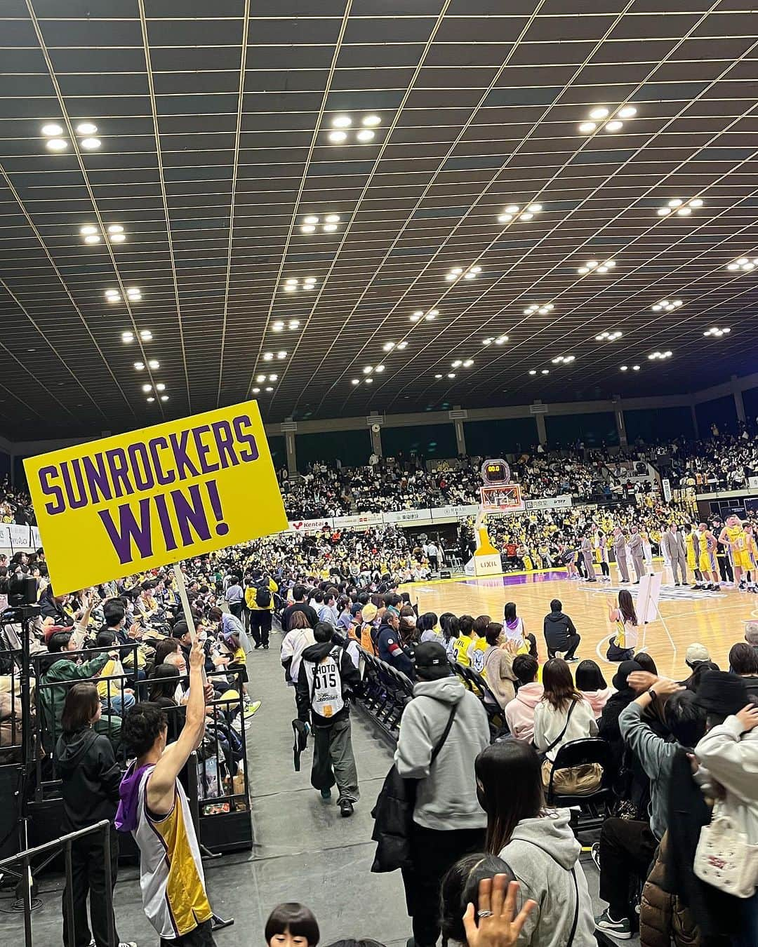 宮﨑葉苗さんのインスタグラム写真 - (宮﨑葉苗Instagram)「. SUN ROCKERS SHIBUYA(@sunrockers_shibuya )  VS  SENDAI 89ERS (@sendai89ers_official )  大迫力のプレーに今日も大興奮でした！！❤️‍🔥バイウィーク明け2連勝おめでとうございます！！  ハーフタイムにはサンディーくんと一緒に人文字にも挑戦できて楽しかったなあ😌🤍 @kose_official さんのメイクブースでは私もサンロッカーズ応援メイクをしてもらいました💄  12月開催中のサンロッカーズ渋谷推しメン総選挙2023へのご投票もよろしくお願い致します！！♡  #サンロッカーズ渋谷#サンロッカーズ#bリーグ#bリーグ観戦#バスケ観戦#青学#青山学院大学記念館#サンディー」12月3日 18時20分 - hanae_miyazaki