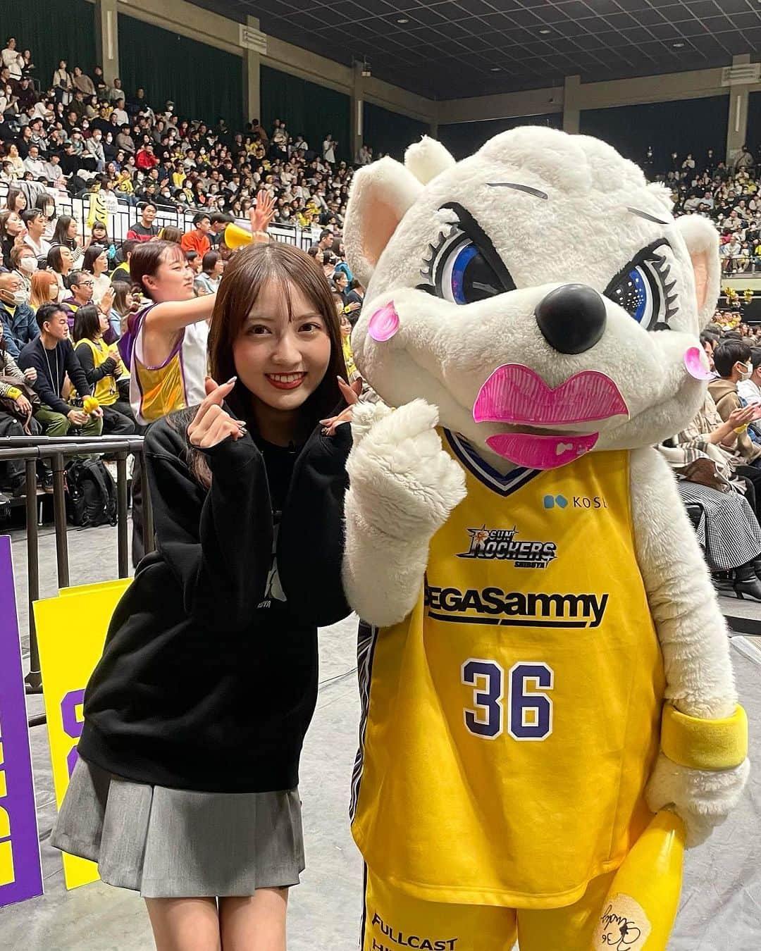 宮﨑葉苗さんのインスタグラム写真 - (宮﨑葉苗Instagram)「. SUN ROCKERS SHIBUYA(@sunrockers_shibuya )  VS  SENDAI 89ERS (@sendai89ers_official )  大迫力のプレーに今日も大興奮でした！！❤️‍🔥バイウィーク明け2連勝おめでとうございます！！  ハーフタイムにはサンディーくんと一緒に人文字にも挑戦できて楽しかったなあ😌🤍 @kose_official さんのメイクブースでは私もサンロッカーズ応援メイクをしてもらいました💄  12月開催中のサンロッカーズ渋谷推しメン総選挙2023へのご投票もよろしくお願い致します！！♡  #サンロッカーズ渋谷#サンロッカーズ#bリーグ#bリーグ観戦#バスケ観戦#青学#青山学院大学記念館#サンディー」12月3日 18時20分 - hanae_miyazaki