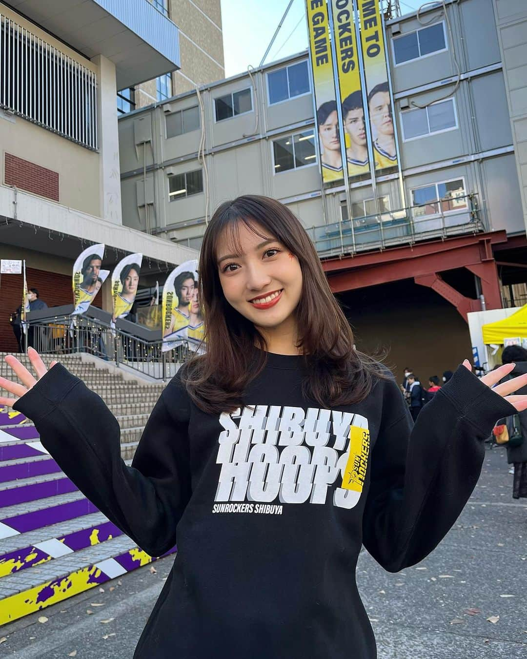 宮﨑葉苗さんのインスタグラム写真 - (宮﨑葉苗Instagram)「. SUN ROCKERS SHIBUYA(@sunrockers_shibuya )  VS  SENDAI 89ERS (@sendai89ers_official )  大迫力のプレーに今日も大興奮でした！！❤️‍🔥バイウィーク明け2連勝おめでとうございます！！  ハーフタイムにはサンディーくんと一緒に人文字にも挑戦できて楽しかったなあ😌🤍 @kose_official さんのメイクブースでは私もサンロッカーズ応援メイクをしてもらいました💄  12月開催中のサンロッカーズ渋谷推しメン総選挙2023へのご投票もよろしくお願い致します！！♡  #サンロッカーズ渋谷#サンロッカーズ#bリーグ#bリーグ観戦#バスケ観戦#青学#青山学院大学記念館#サンディー」12月3日 18時20分 - hanae_miyazaki