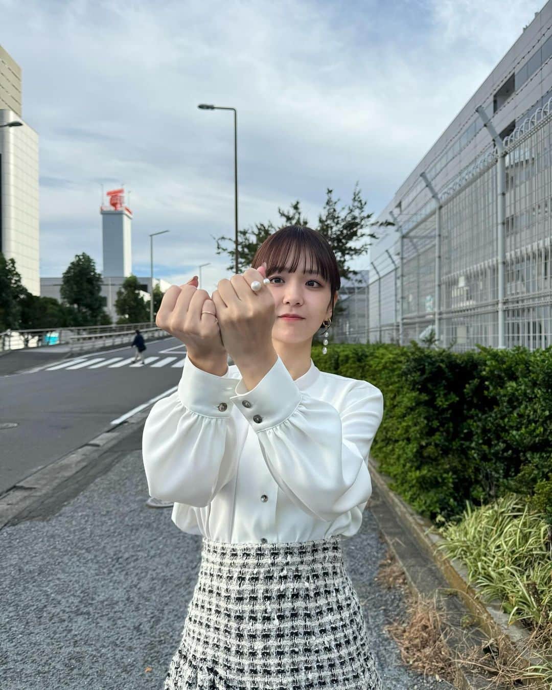 宮崎由加さんのインスタグラム写真 - (宮崎由加Instagram)「ふるさとの未来衣装🤵🏻‍♀️🍅 ⁡ 1〜3枚目　 ワンピース面白い生地🫧イヤーカフハートなの可愛い❤︎ Tops: @marte_vintage  @sahara_japon  One-piece: @marte_vintage @sahara_japon  Necklace: @nojess_official  Ear cuff: @nojess_official  Earrings: @nojess_official  ⁡ 4〜6枚目 ボリューム感がかわいい💭🤎アクセサリー上手に見せられない🫠笑 Tops,One-piece,Boots:  @reedit_official @the.pr_  Earrings: @grace__accessory  Ring: @reflection.co_official @the.pr_  ⁡ ⁡ 7〜8枚目 これ実はスカート2枚履いてるんだ〜🤟🏻引き続きアクセサリー上手に見せられない。顔。😇 Tops: @united_tokyo  Skirt: @fumiku_tokyo  Earrings: @naturali_jewelry  ⁡ ⁡ #衣装 #tbs #ふるさとの未来 #衣装協力 #大人かわいいコーデ #ワンピースコーデ #ロングヘア #ヘアアレンジ #フリルブラウス #きれいめコーデ #コーディネート  ⁡ ⁡」12月3日 18時22分 - yuka_miyazaki.official
