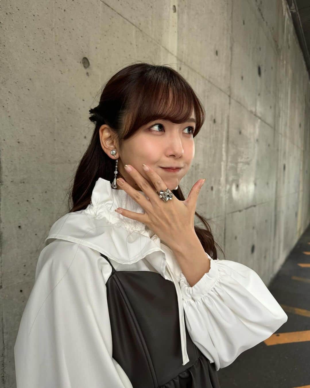 宮崎由加さんのインスタグラム写真 - (宮崎由加Instagram)「ふるさとの未来衣装🤵🏻‍♀️🍅 ⁡ 1〜3枚目　 ワンピース面白い生地🫧イヤーカフハートなの可愛い❤︎ Tops: @marte_vintage  @sahara_japon  One-piece: @marte_vintage @sahara_japon  Necklace: @nojess_official  Ear cuff: @nojess_official  Earrings: @nojess_official  ⁡ 4〜6枚目 ボリューム感がかわいい💭🤎アクセサリー上手に見せられない🫠笑 Tops,One-piece,Boots:  @reedit_official @the.pr_  Earrings: @grace__accessory  Ring: @reflection.co_official @the.pr_  ⁡ ⁡ 7〜8枚目 これ実はスカート2枚履いてるんだ〜🤟🏻引き続きアクセサリー上手に見せられない。顔。😇 Tops: @united_tokyo  Skirt: @fumiku_tokyo  Earrings: @naturali_jewelry  ⁡ ⁡ #衣装 #tbs #ふるさとの未来 #衣装協力 #大人かわいいコーデ #ワンピースコーデ #ロングヘア #ヘアアレンジ #フリルブラウス #きれいめコーデ #コーディネート  ⁡ ⁡」12月3日 18時22分 - yuka_miyazaki.official
